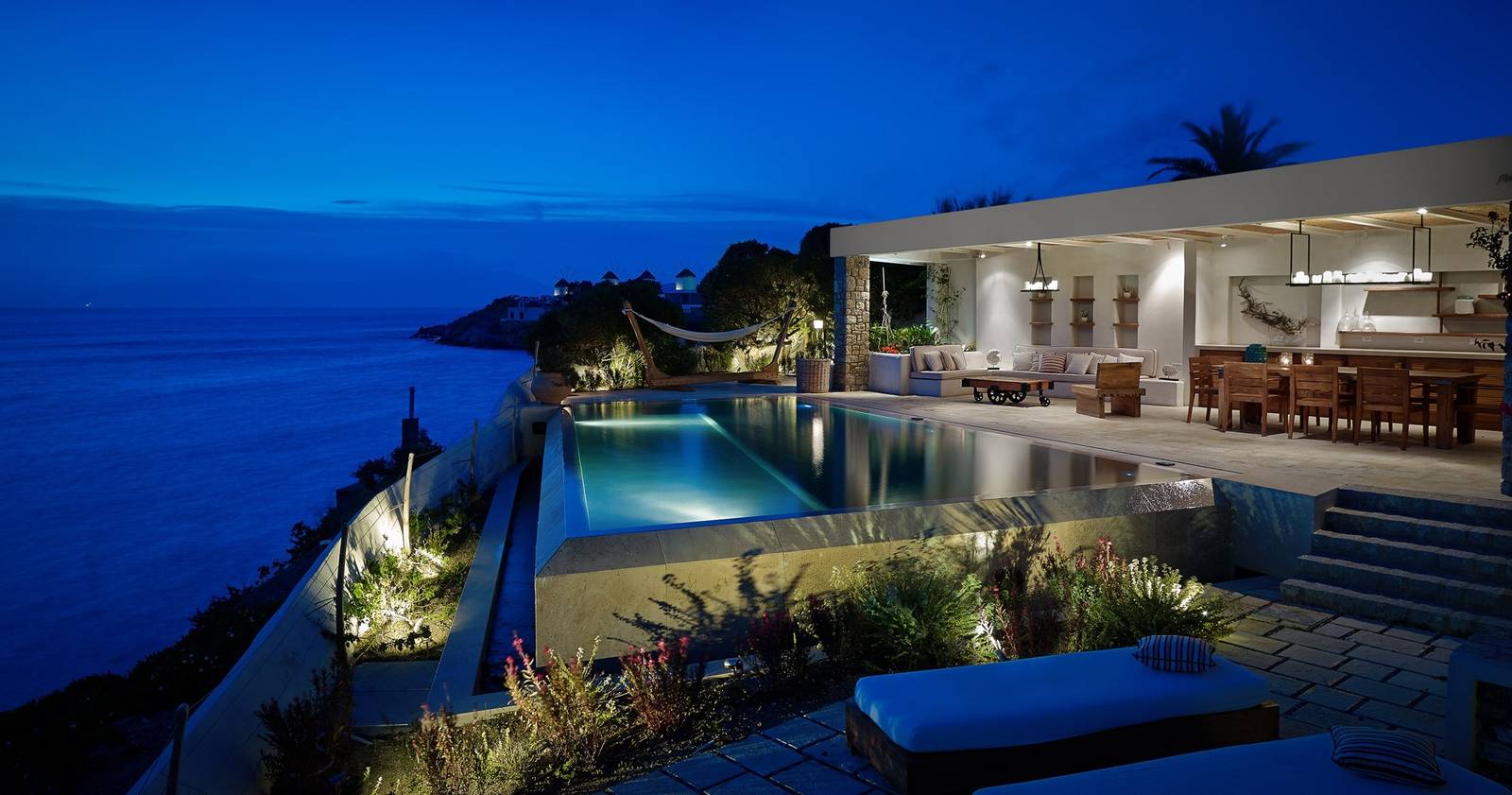 Belvedere Waterfront Villa 夜間的臨海泳池與露台