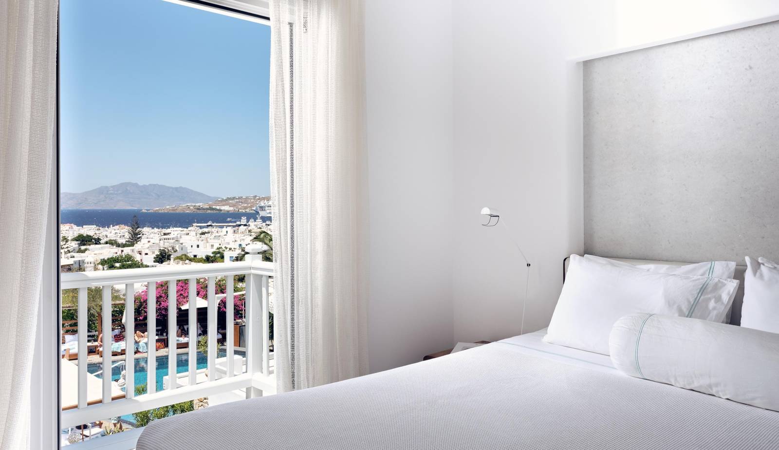 Belvedere Mykonos 海景客房，窗外是米克諾斯鎮