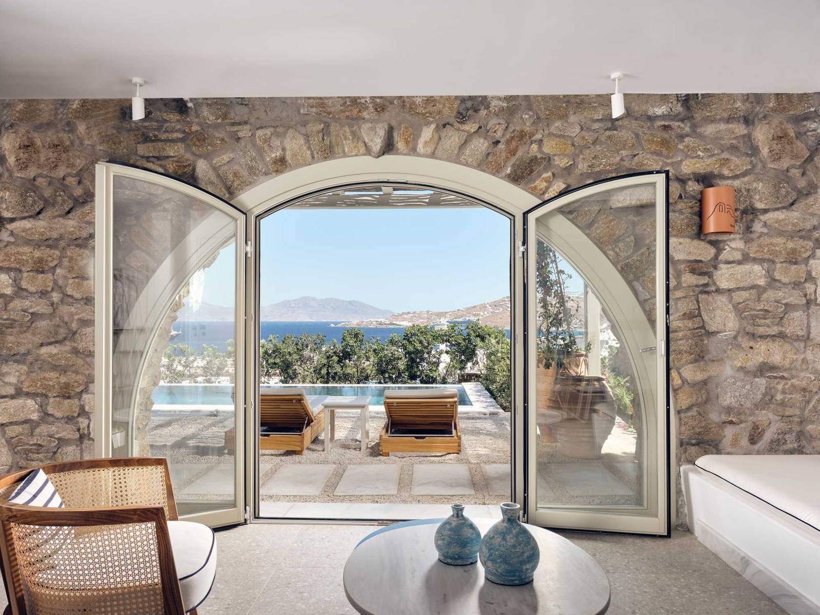 Belvedere Mykonos 石牆拱窗套房，門外是私人泳池