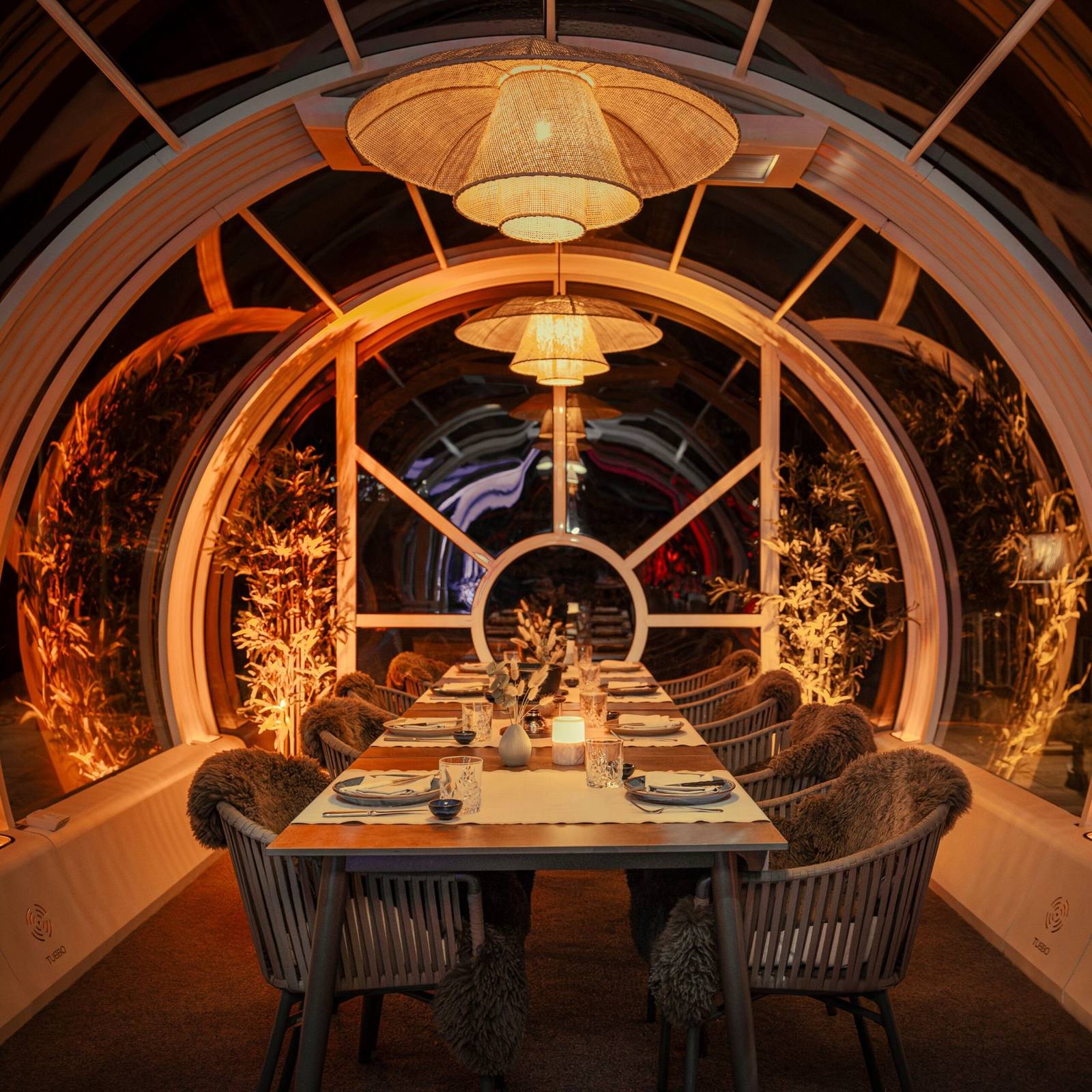 Bergwelt Grindelwald 玻璃拱頂包廂餐桌