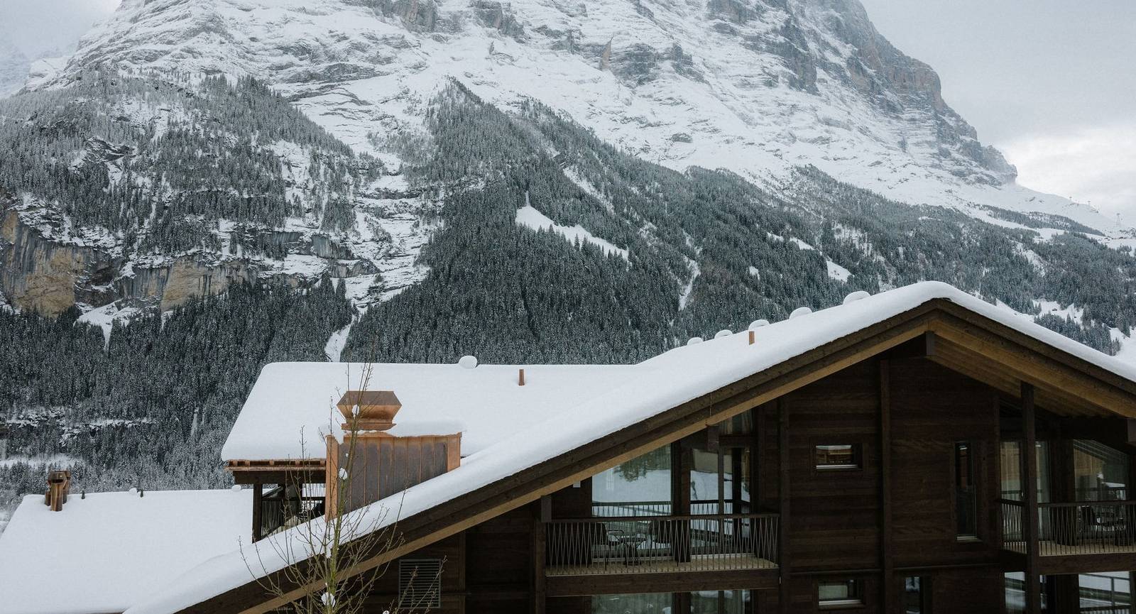 Bergwelt Grindelwald 冬季木造建築與艾格峰雪景
