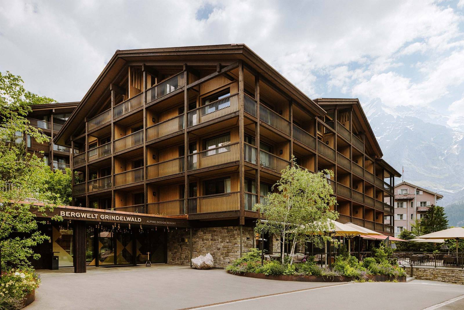 Bergwelt Grindelwald 夏季建築外觀與入口