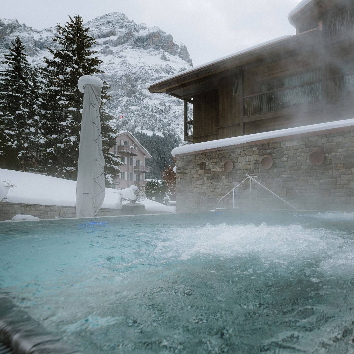 Bergwelt Grindelwald 冬季戶外熱水按摩池