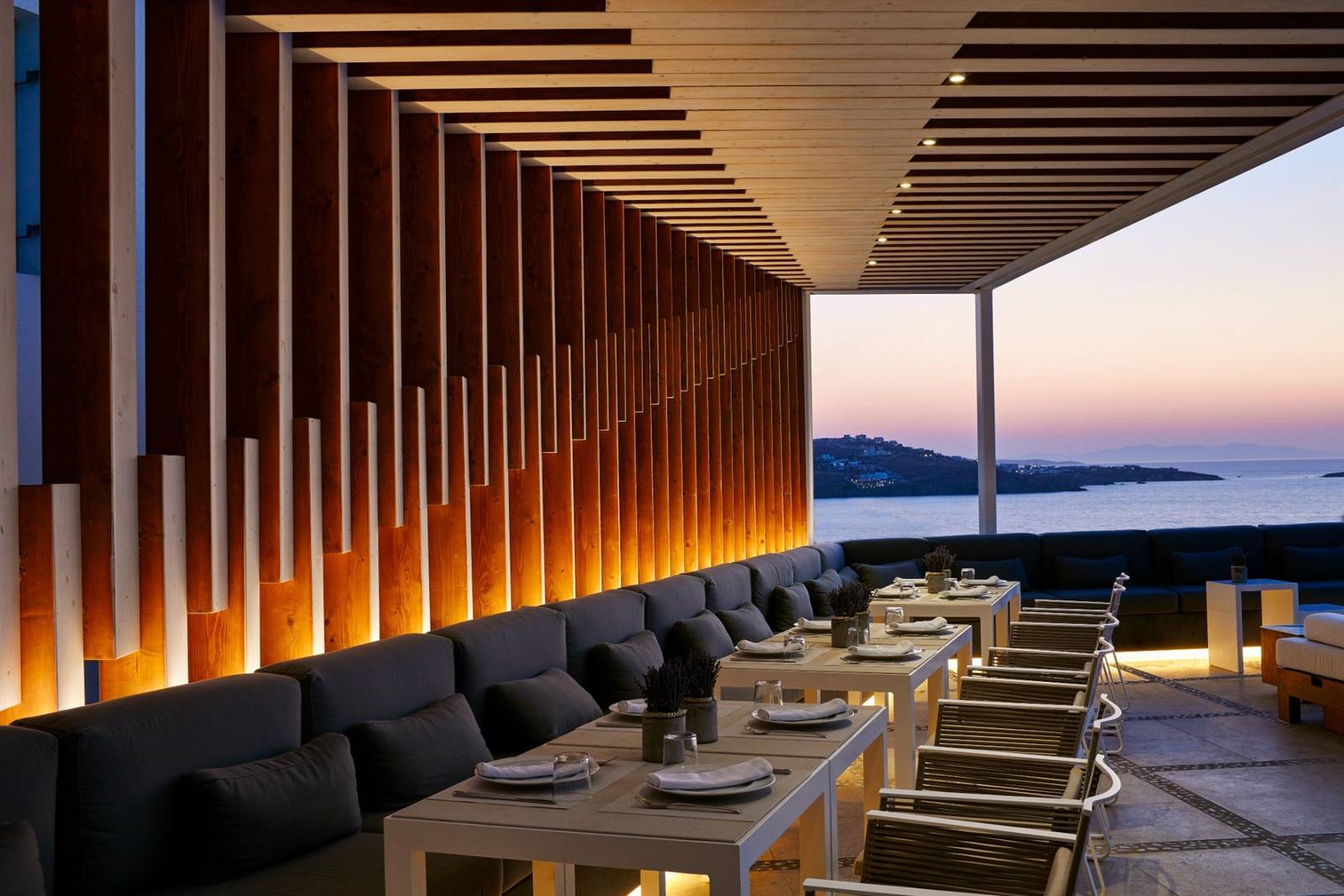 Bill&Coo Mykonos 傍晚的露天用餐區