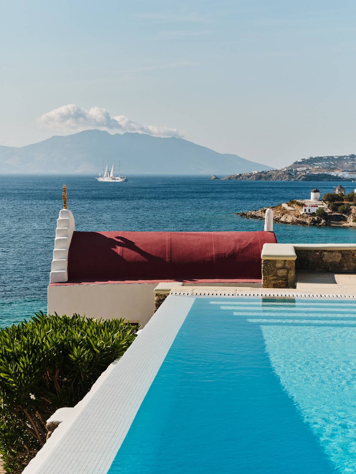 Bill&Coo Mykonos 主泳池與海景