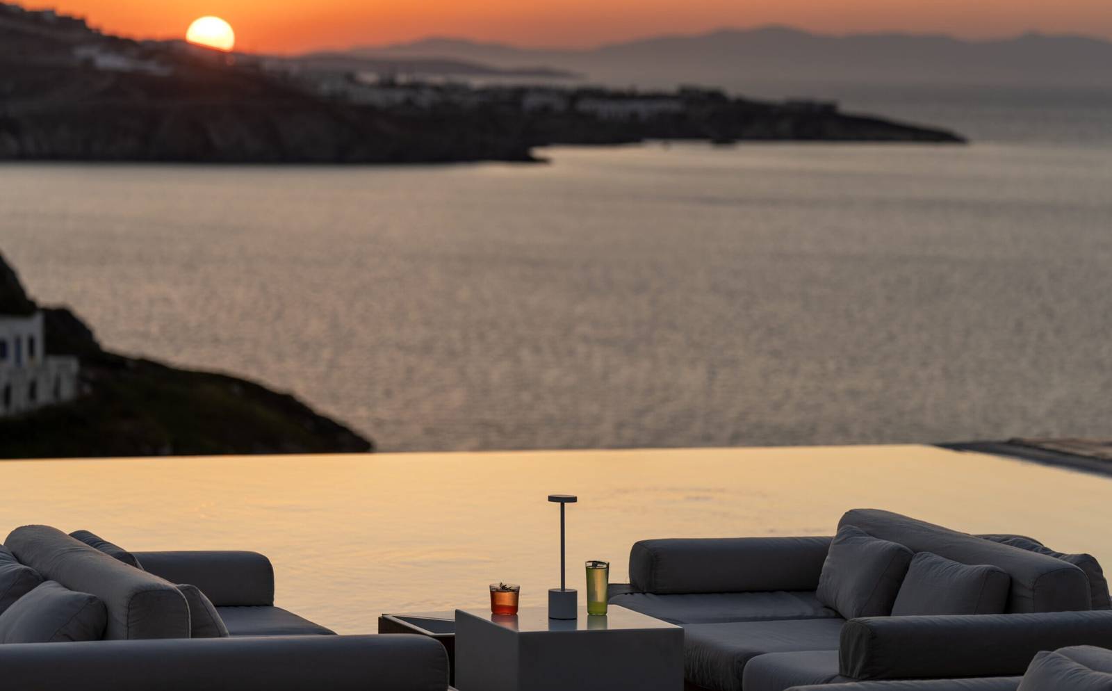 從 Bill&Coo Mykonos 看米克諾斯海灣夕陽