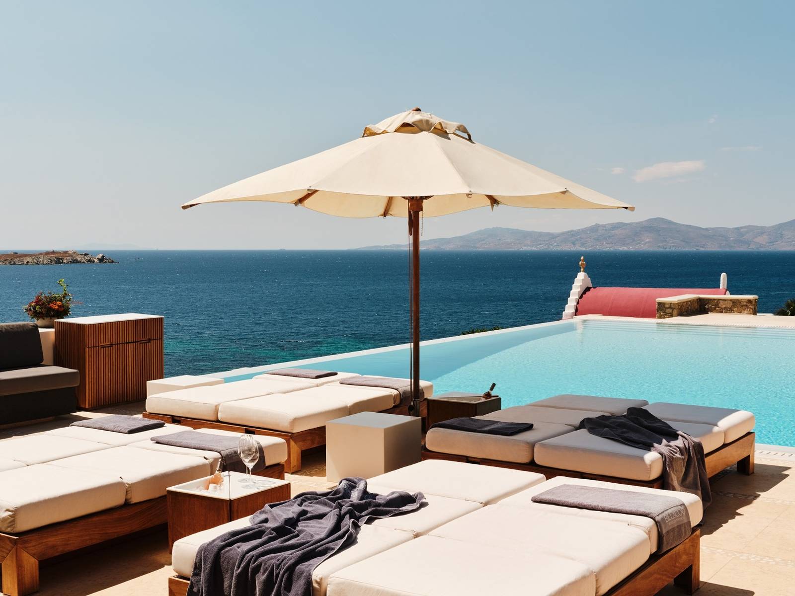 Bill&Coo Mykonos 面海無邊際主泳池與遮陽躺椅
