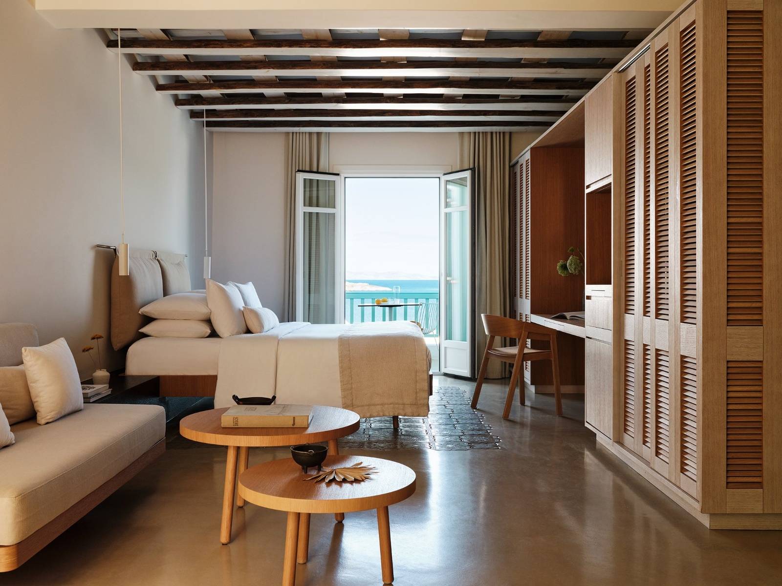 Bill&Coo Mykonos Sea View Suite 臥室與起居區