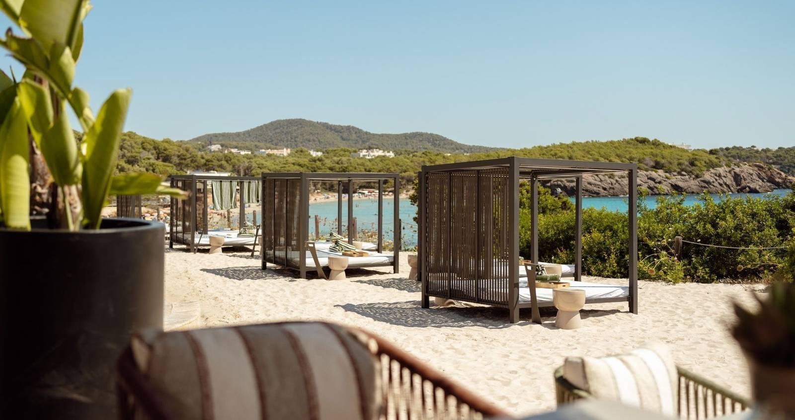 BLESS Ibiza Cala Nova LLUM 泳池俱樂部峇里床