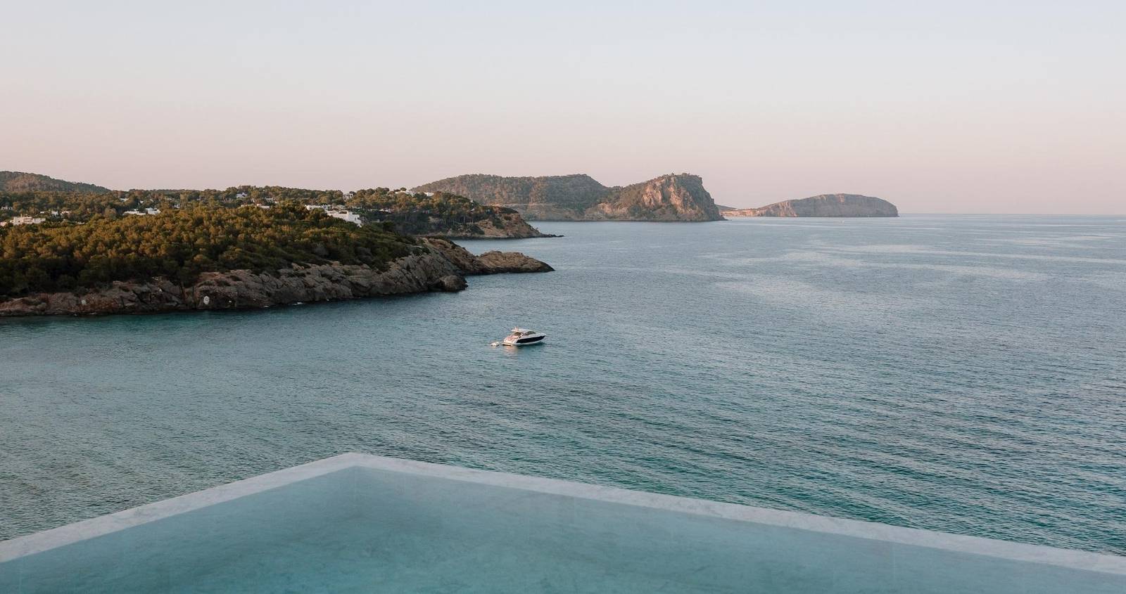 BLESS Ibiza Cala Nova 頂樓無邊際泳池望向地中海