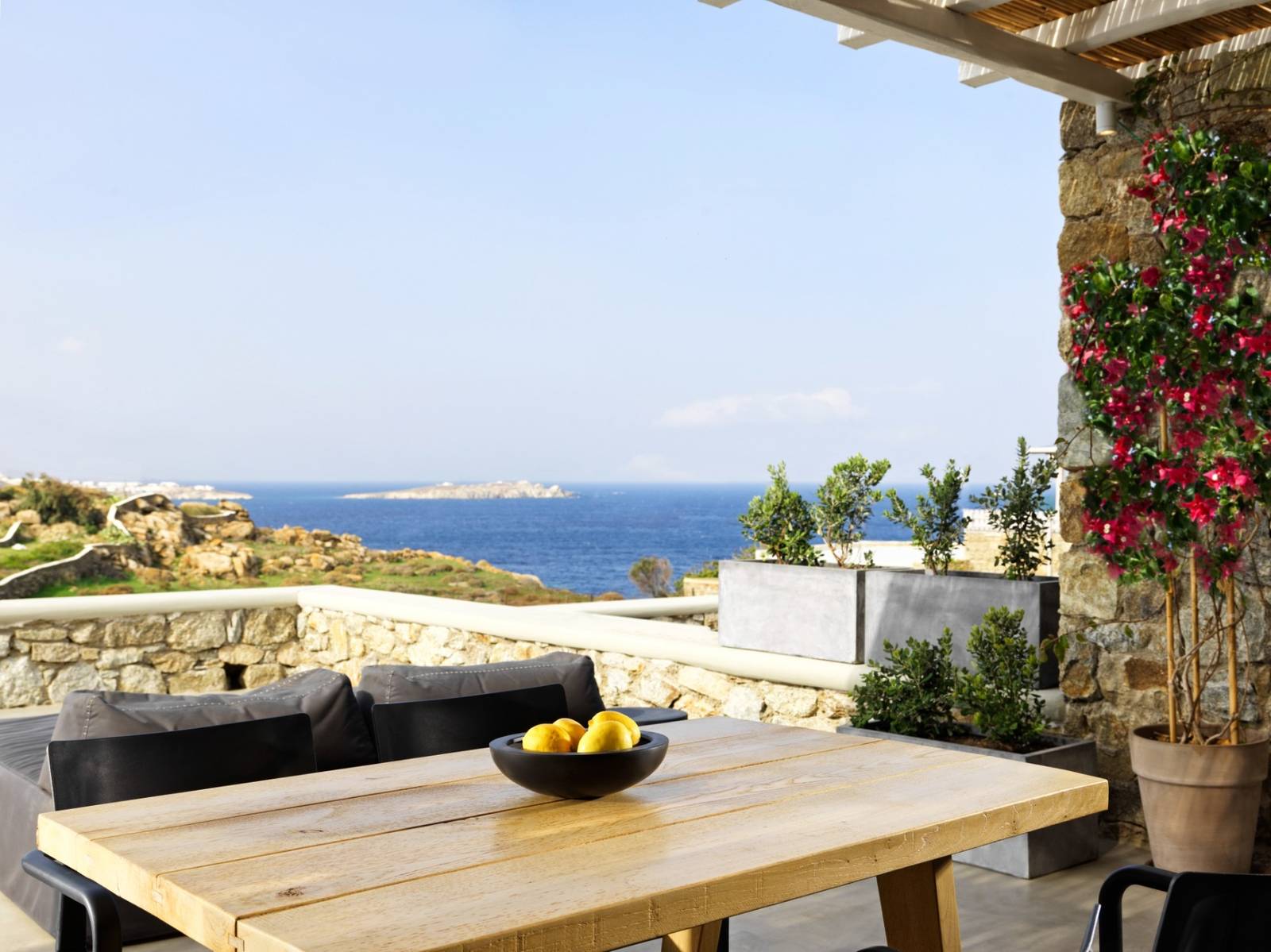 Boheme Mykonos 套房露台餐桌與海景