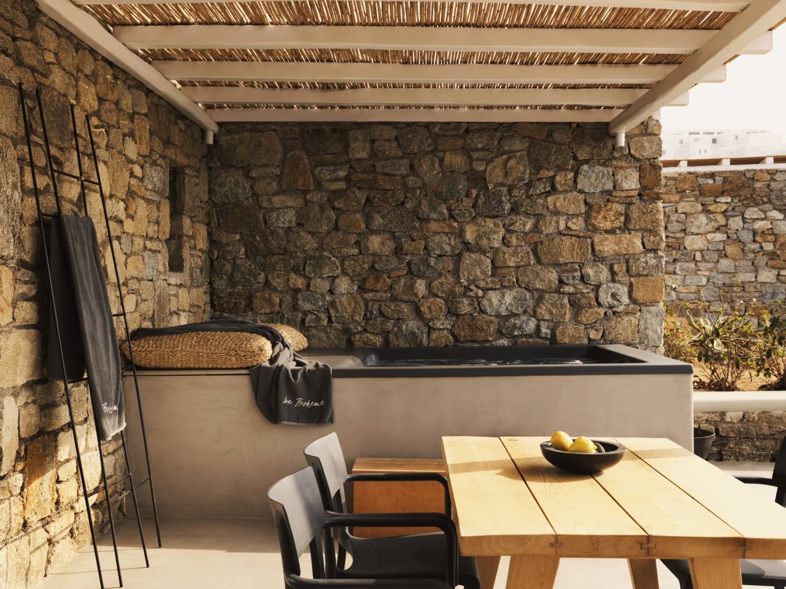 Boheme Mykonos 石牆露台用餐區