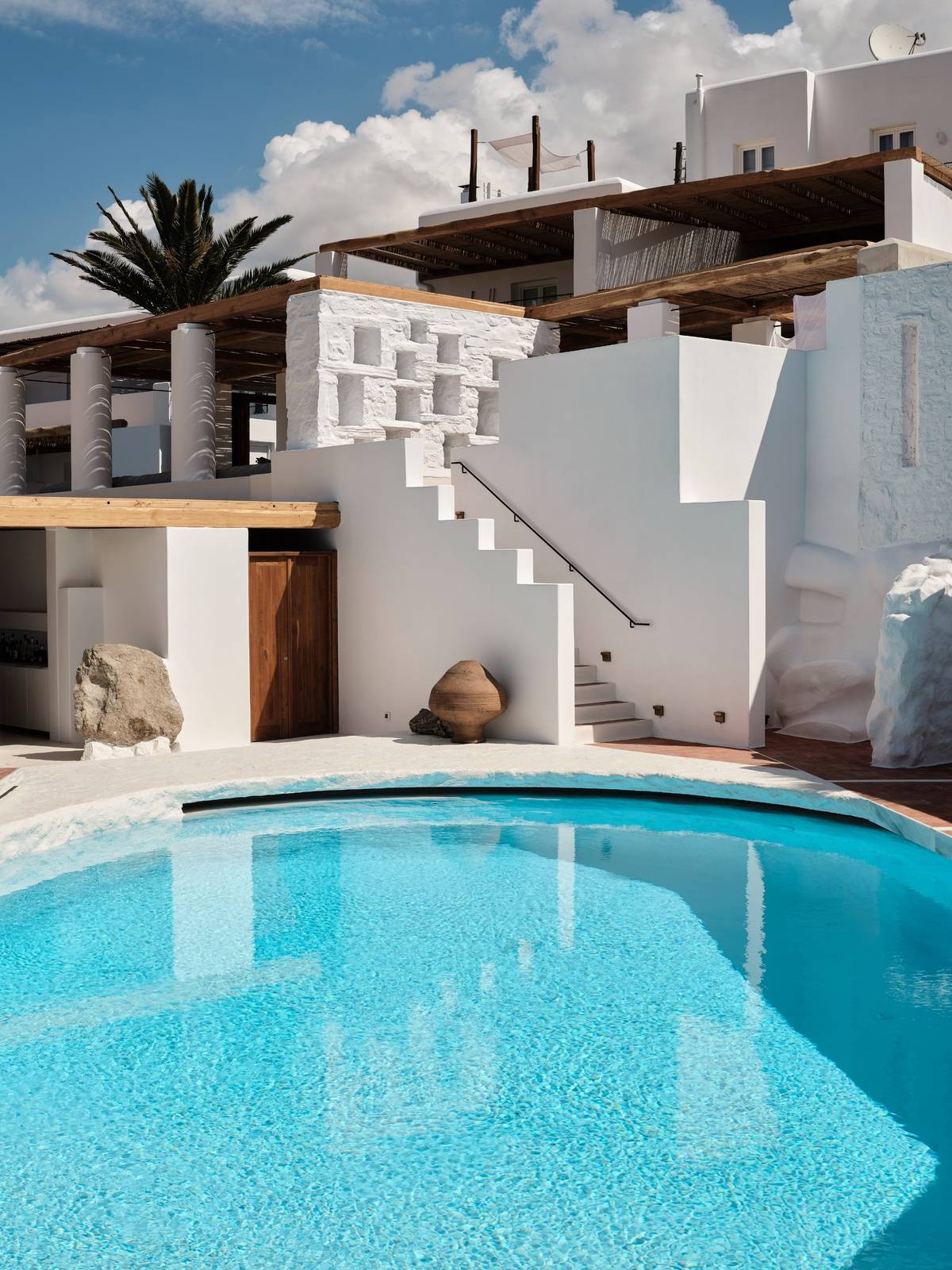 Boheme Mykonos 泳池與白色基克拉澤斯建築