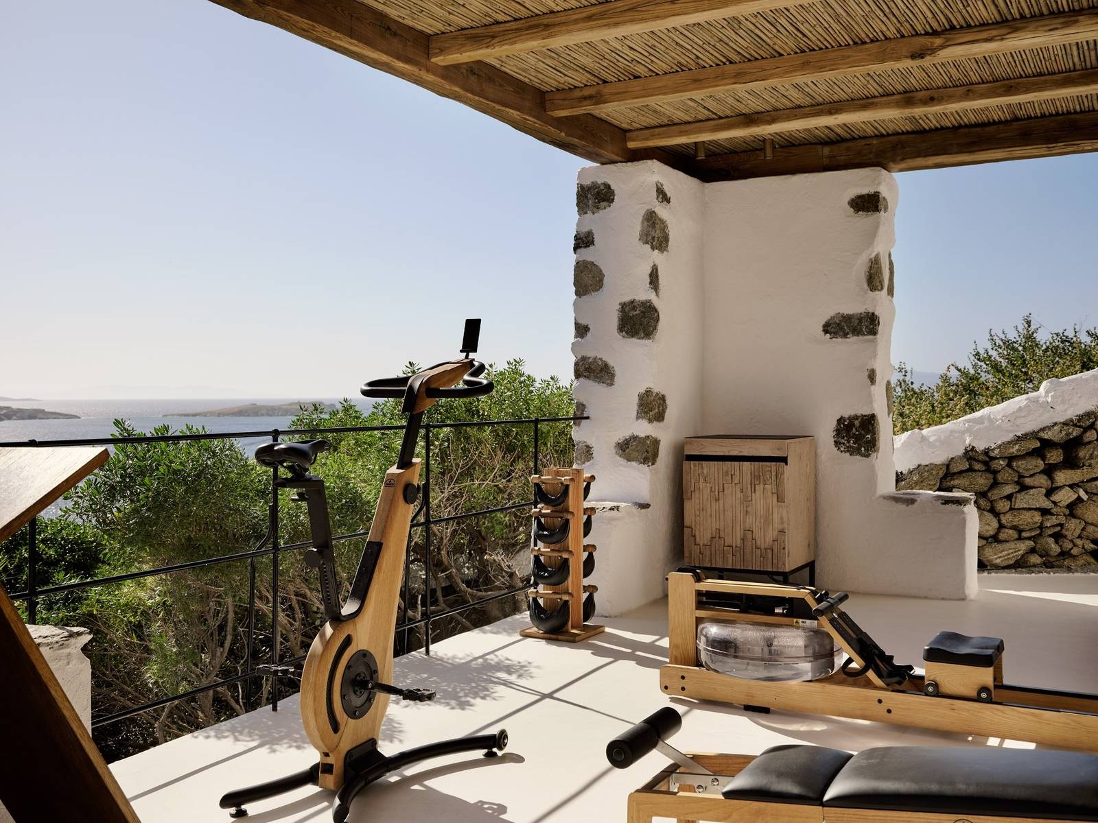 Boheme Mykonos 戶外木製健身區