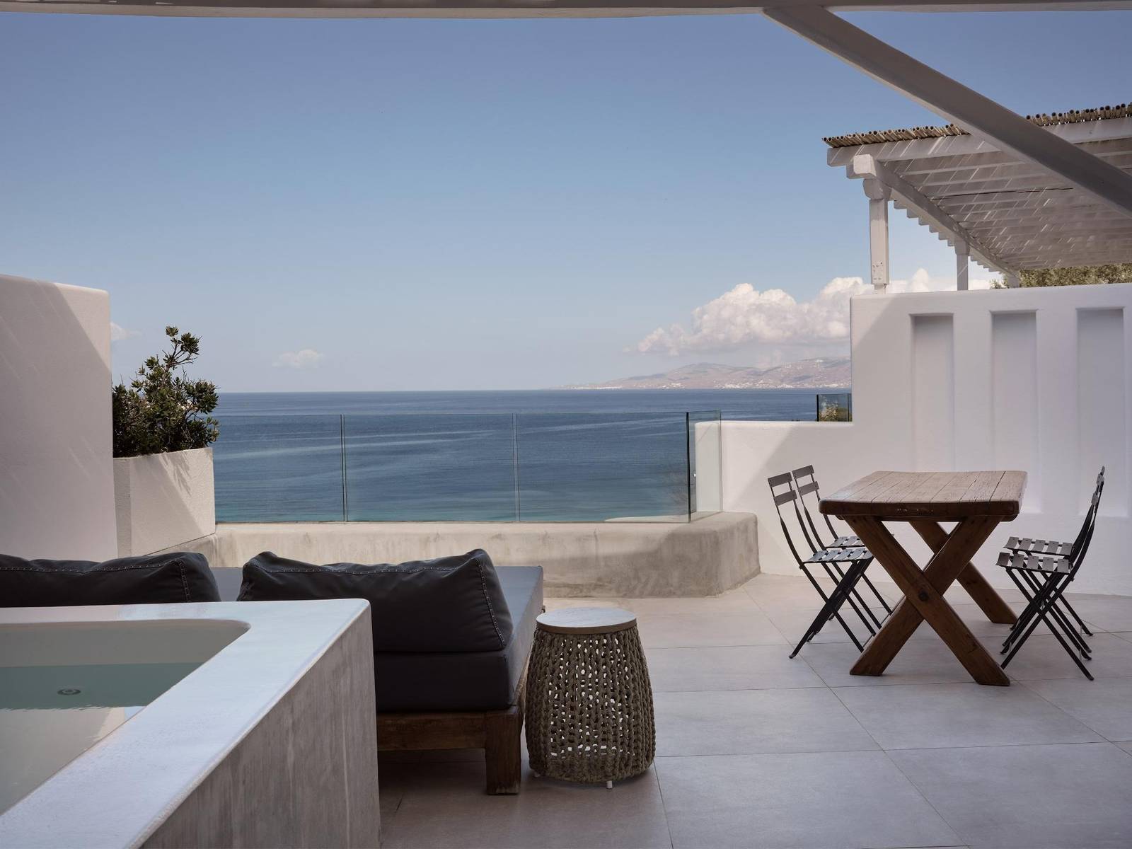 Boheme Mykonos 套房露台戶外按摩池與海景