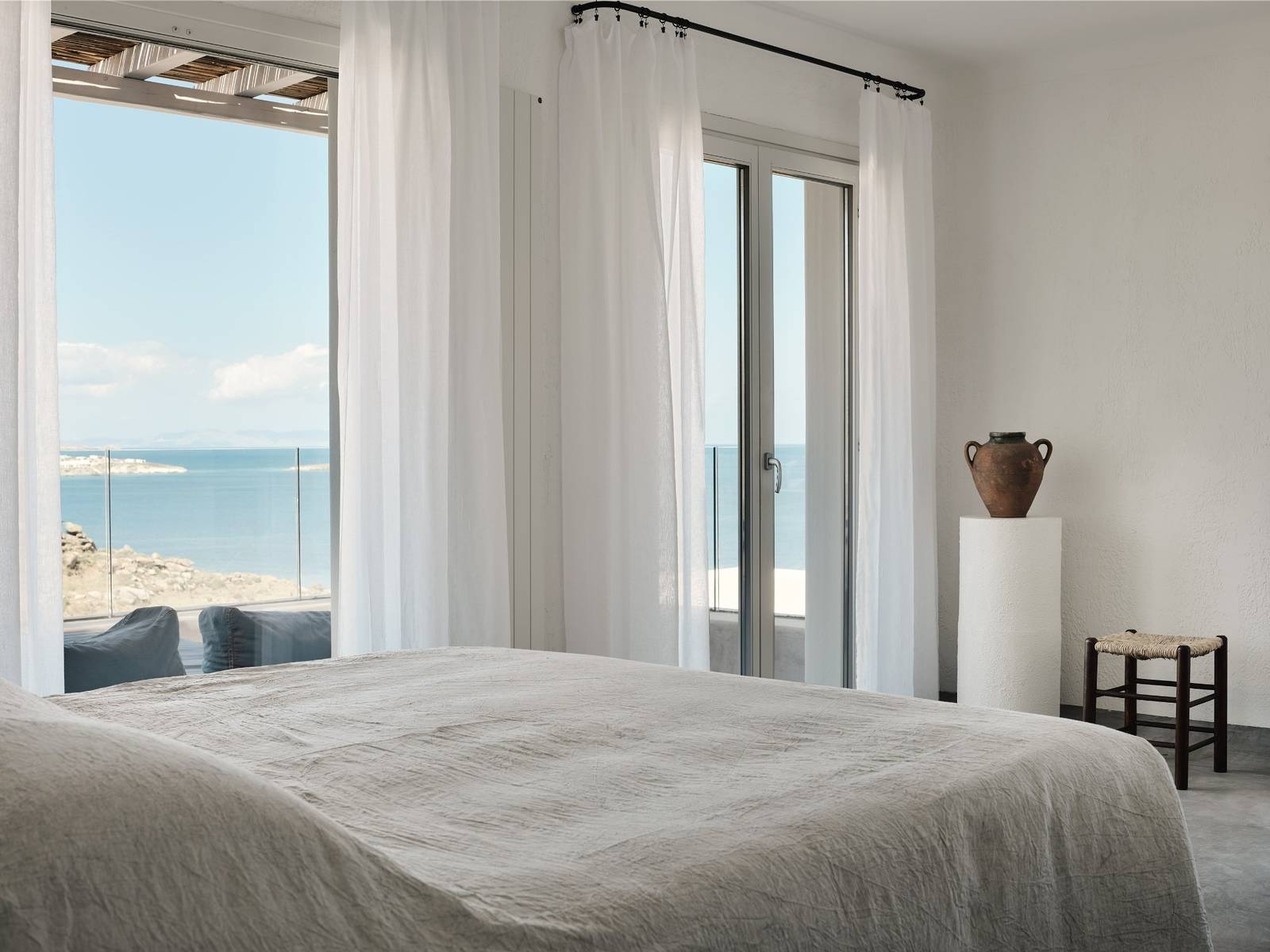 Boheme Mykonos Honeymoon 套房臥室與海景窗