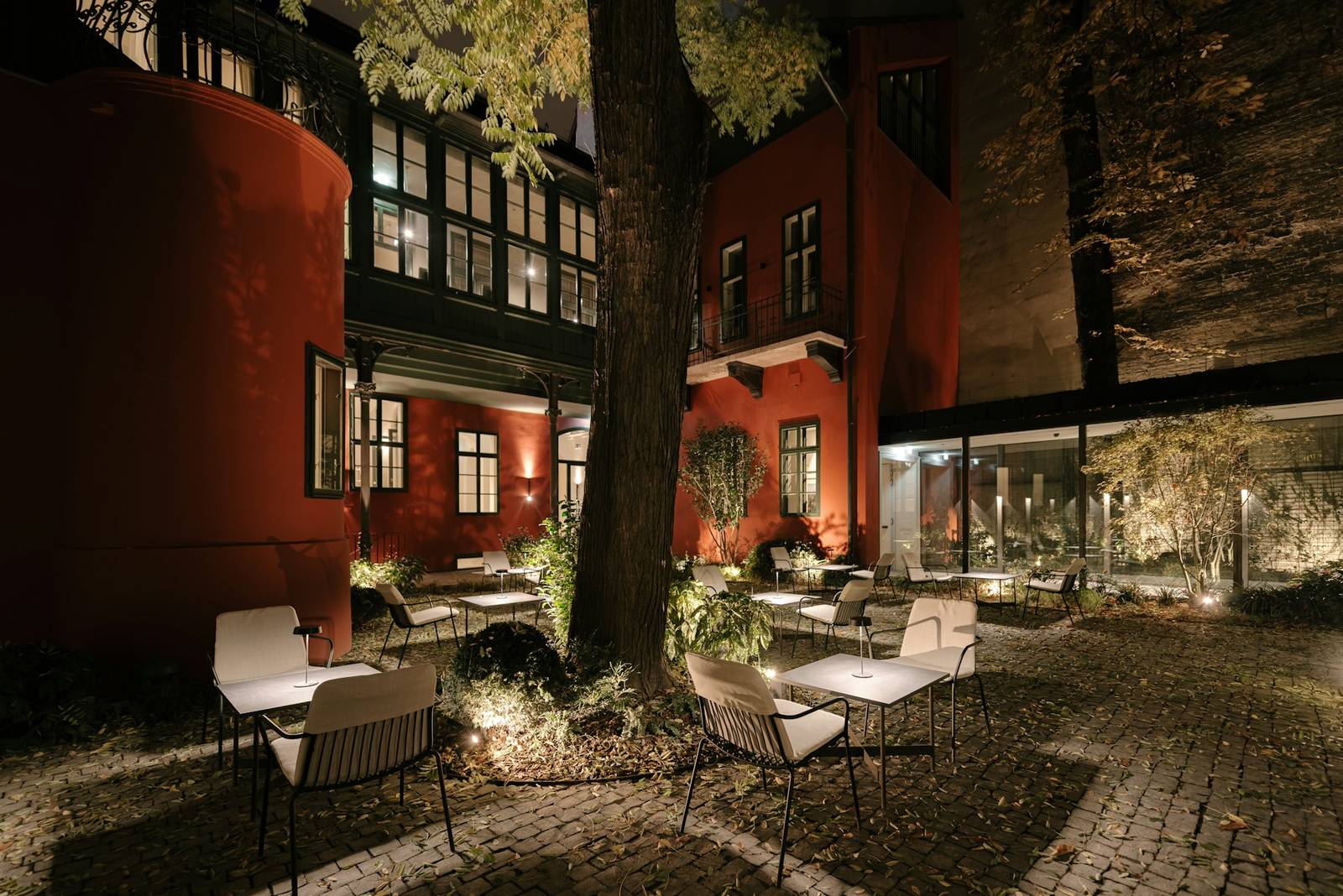 布達佩斯 BoHo Hotel Budapest 夜晚點燈的紅牆庭園