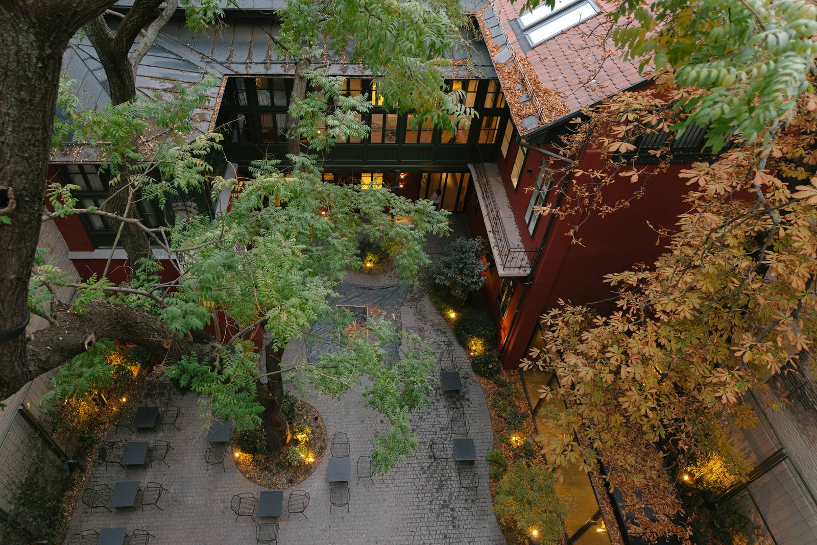 布達佩斯 BoHo Hotel Budapest 綠樹環繞的中庭花園