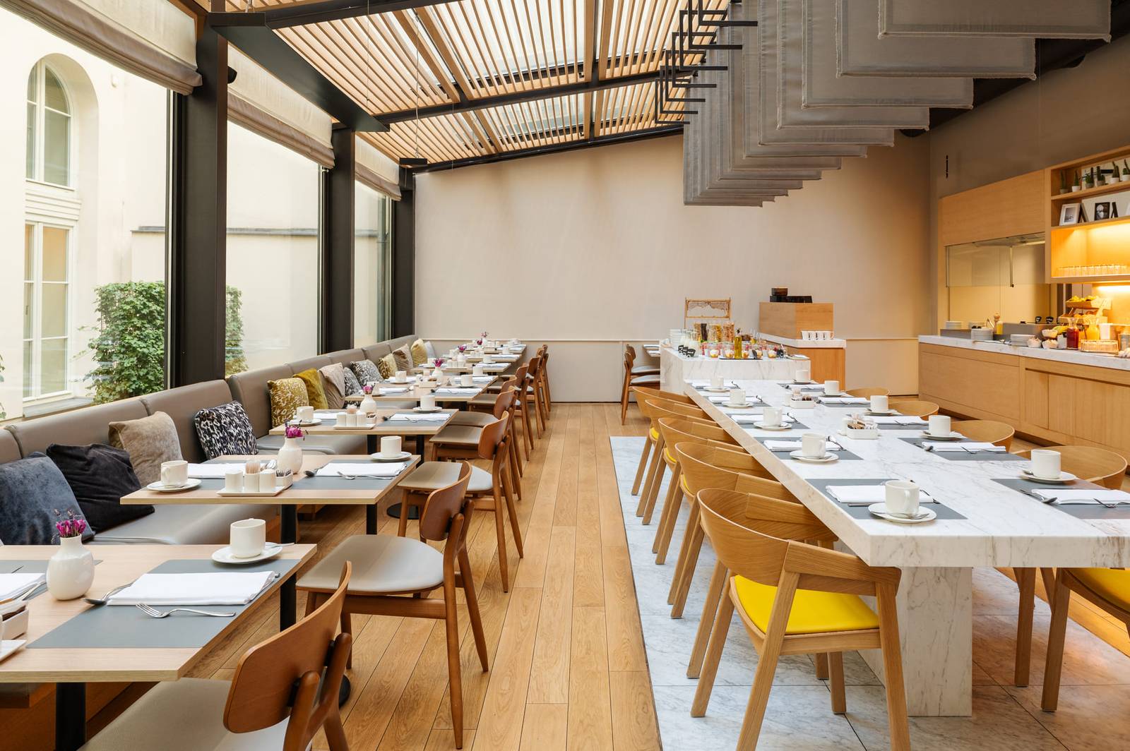BoHo Hotel Prague 餐廳的長桌座位