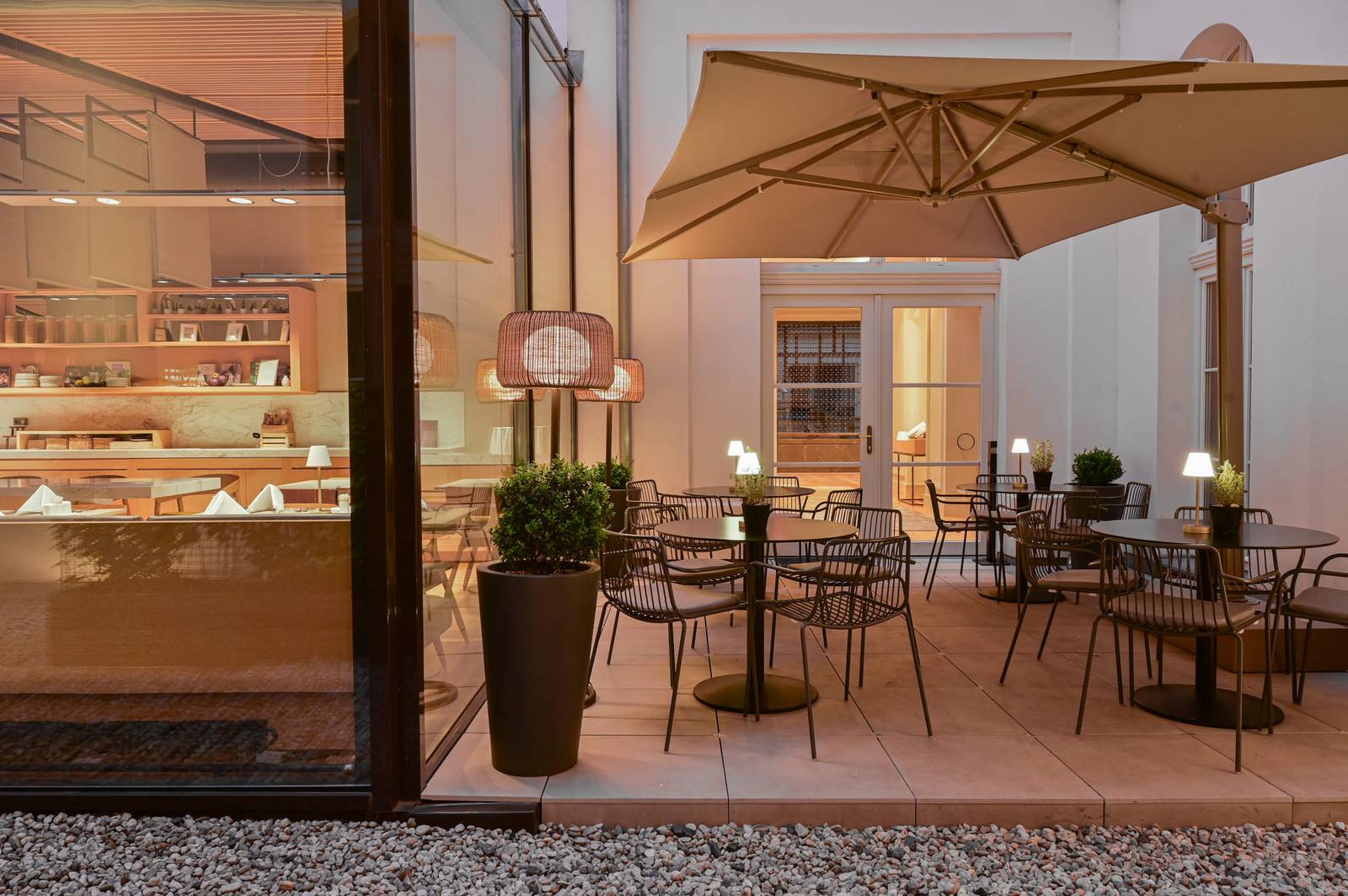 BoHo Hotel Prague 餐廳旁的庭院露天座位