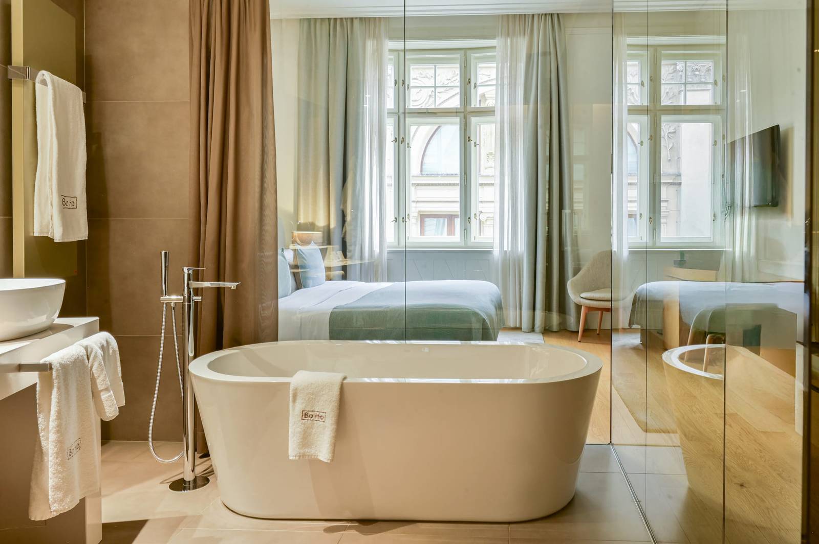 BoHo Hotel Prague 客房窗邊的獨立浴缸