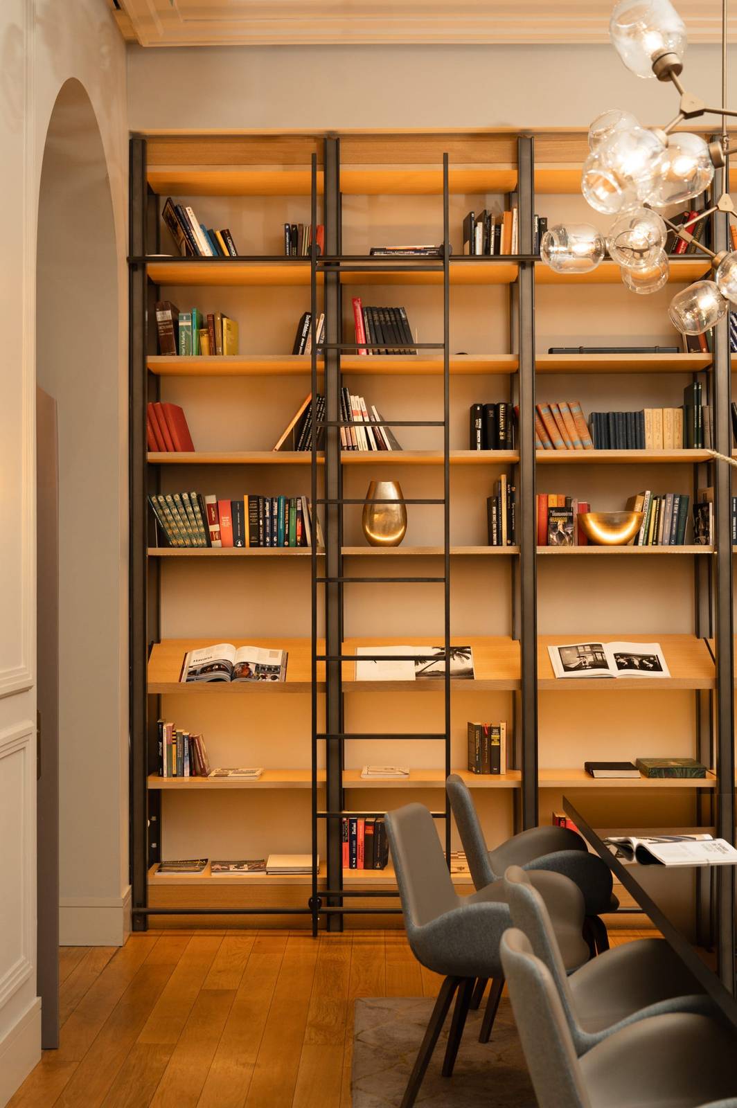 BoHo Hotel Prague 圖書室書架