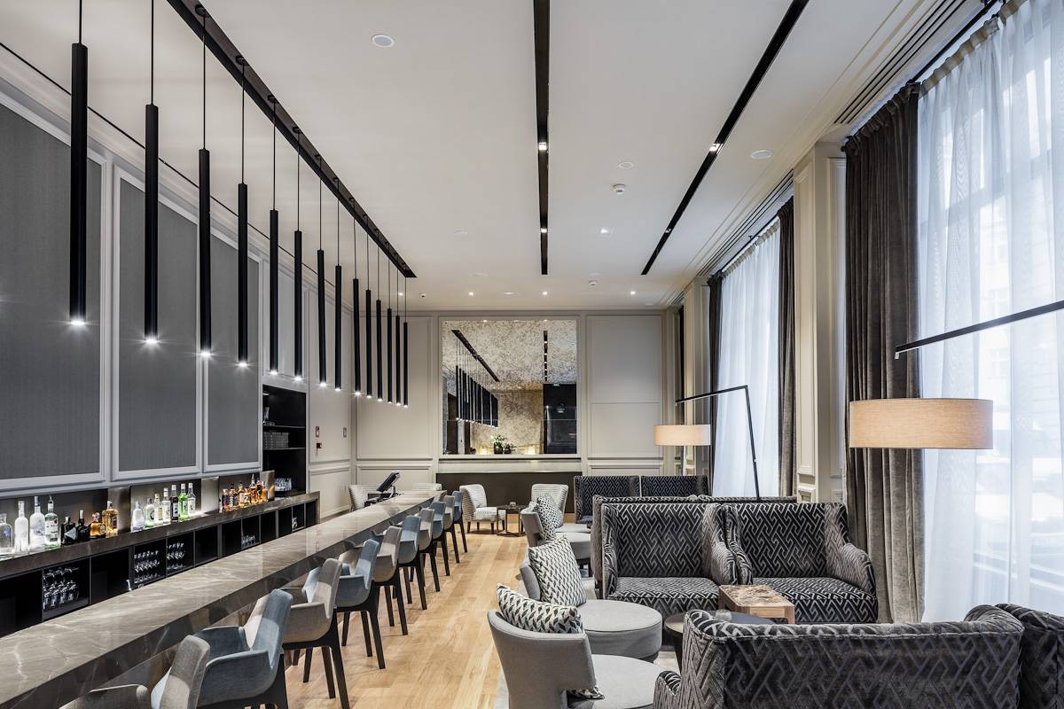 BoHo Hotel Prague 挑高大廳與落地長窗