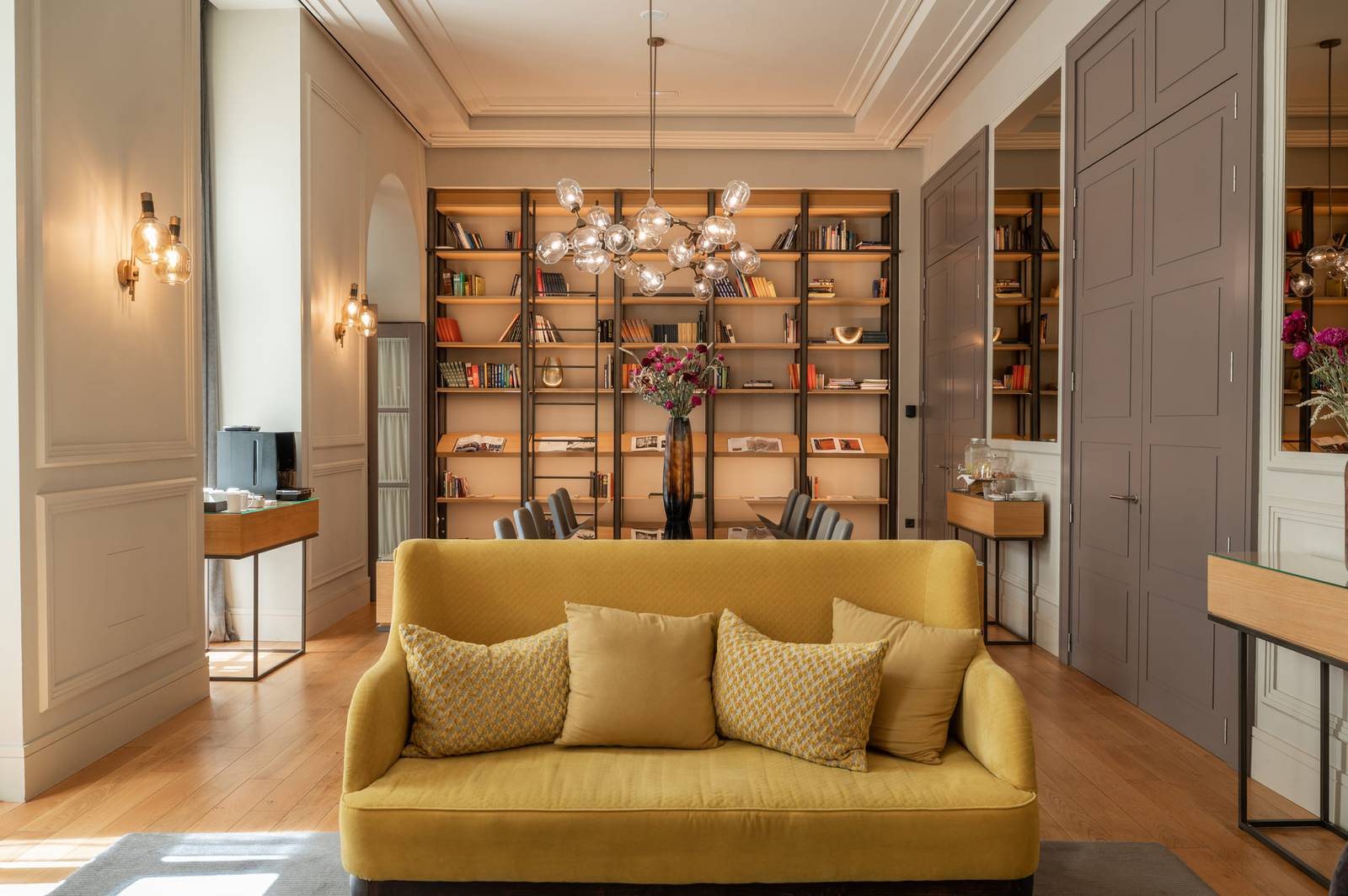 BoHo Hotel Prague 圖書室的芥末黃沙發