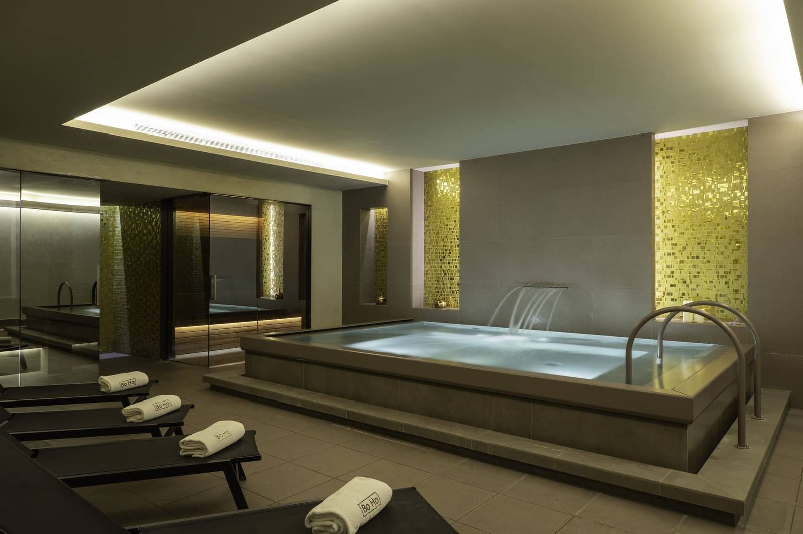 BoHo Hotel Prague Spa 的熱水池