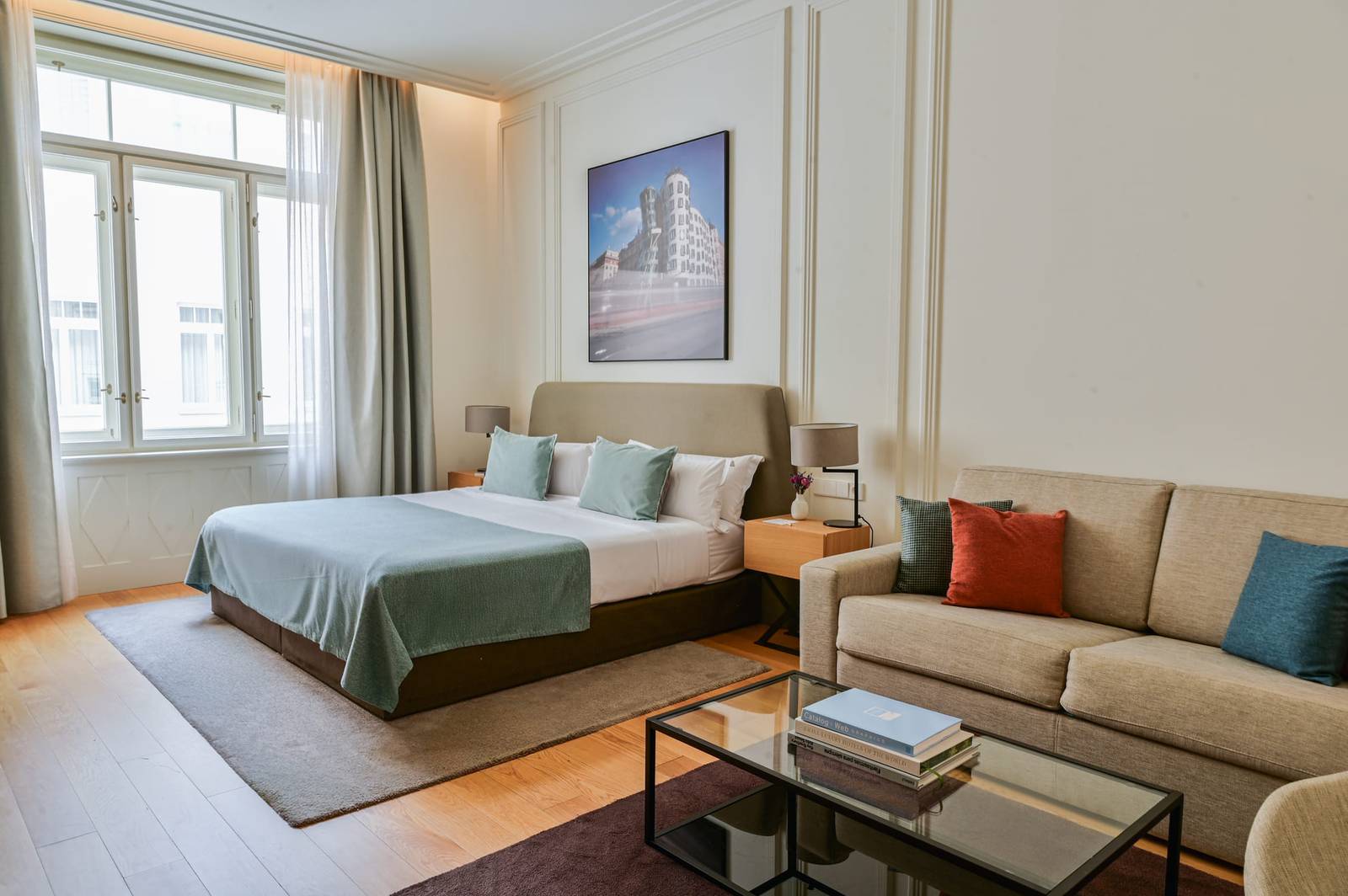 BoHo Hotel Prague 整修後的客房與起居角落