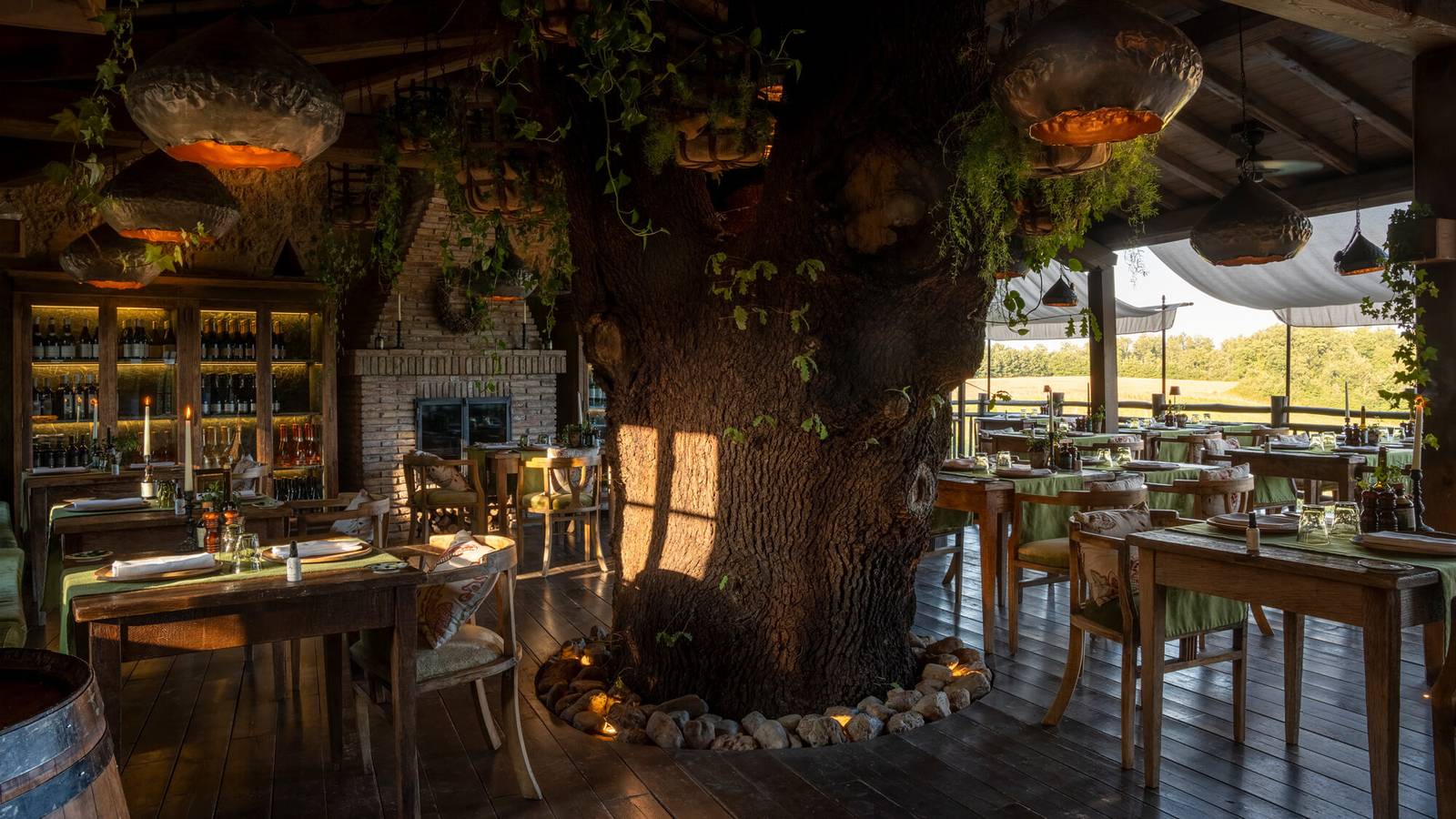 Borgo Santo Pietro Trattoria Sull'Albero 橡樹旁的用餐區