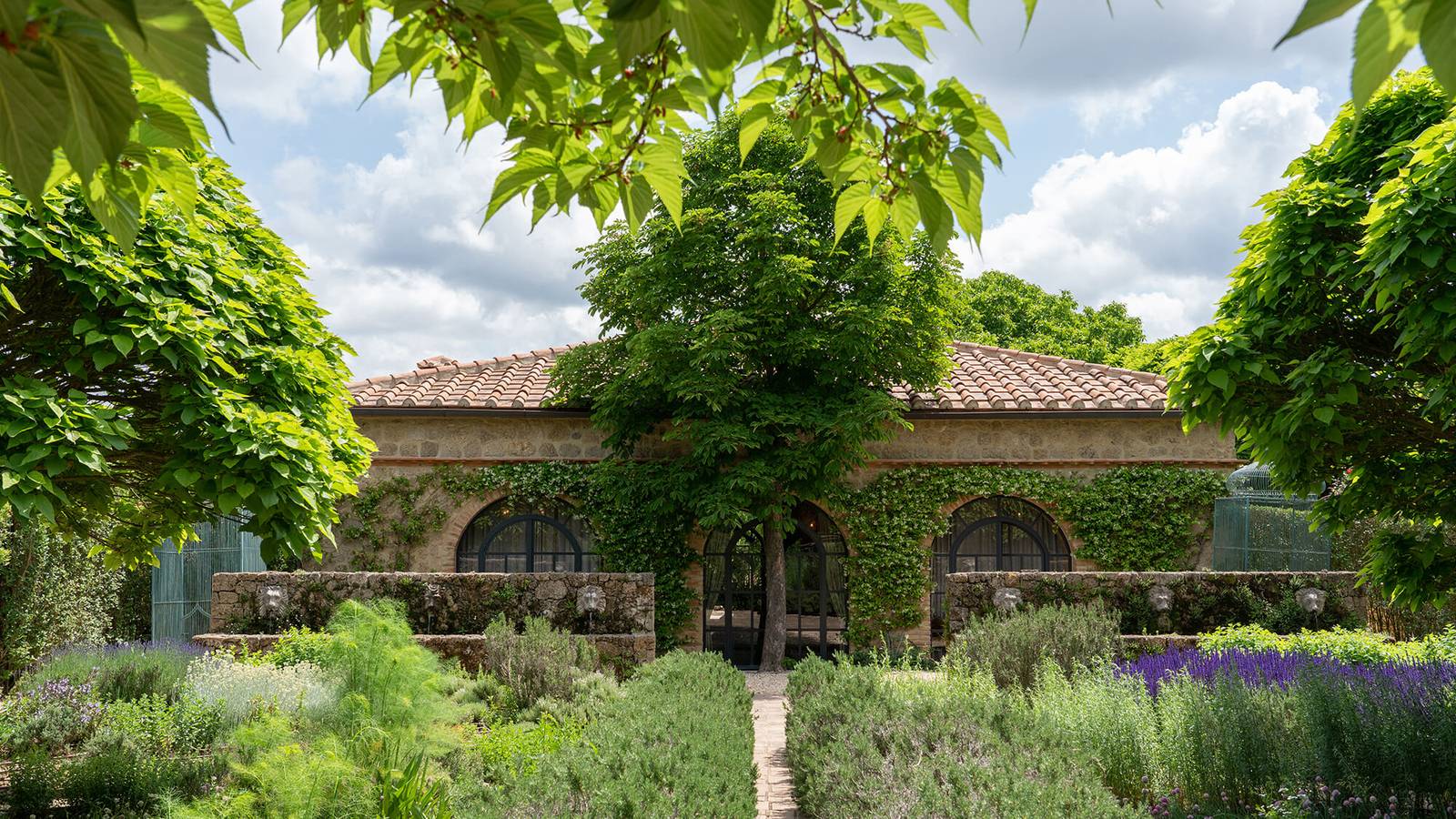 Borgo Santo Pietro Seed to Skin Spa 建築與香草花園