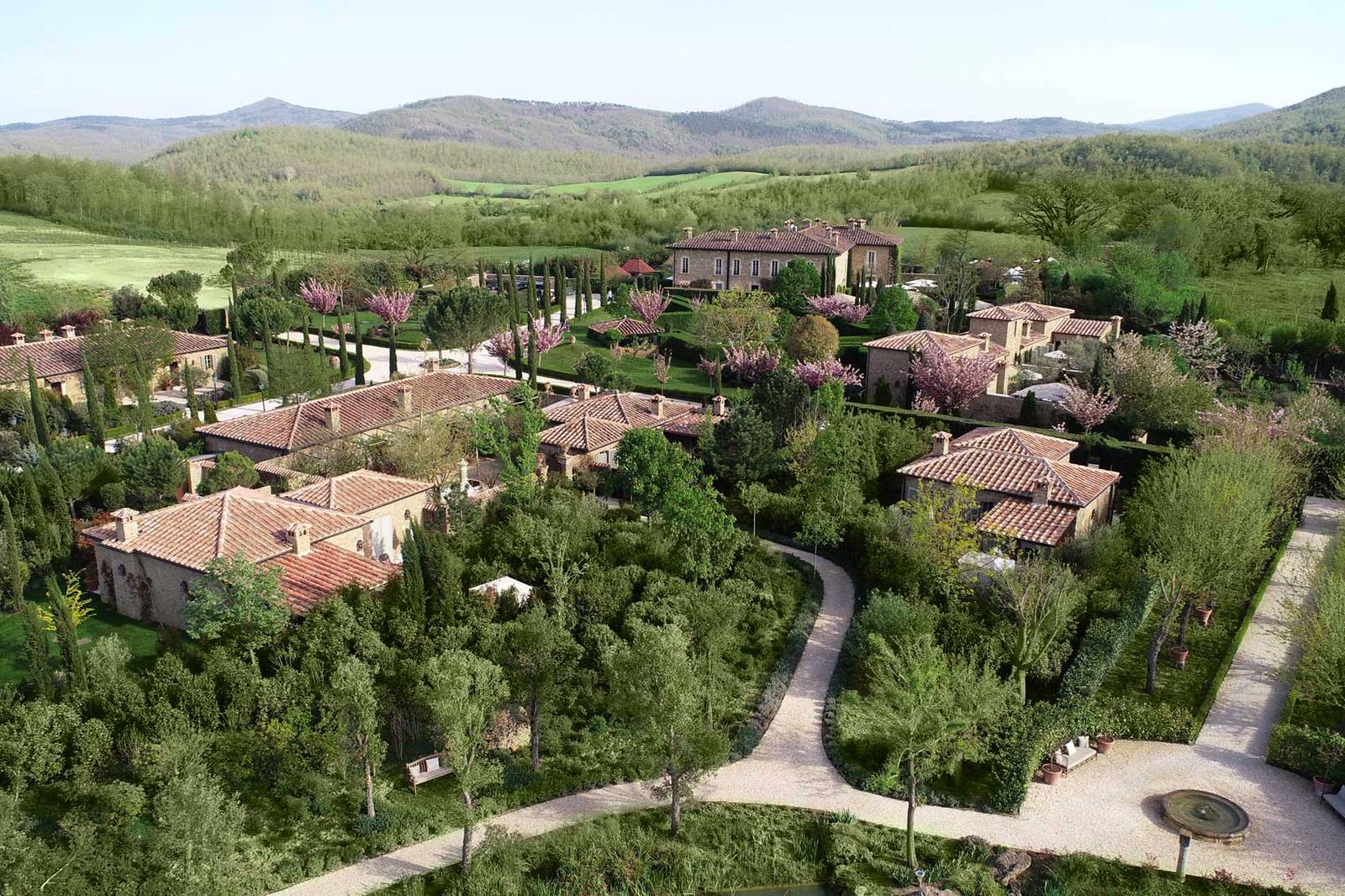 Borgo Santo Pietro 空拍托斯卡尼丘陵間的石砌莊園