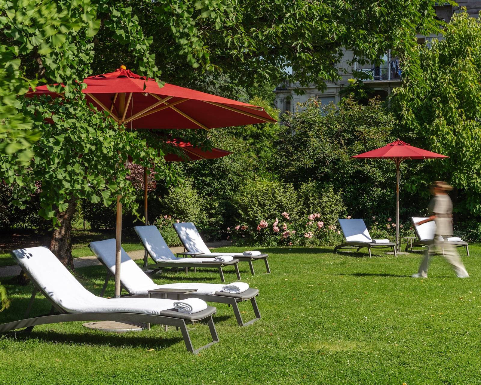 Brenners Park-Hotel & Spa 泳池外的公園草地躺椅