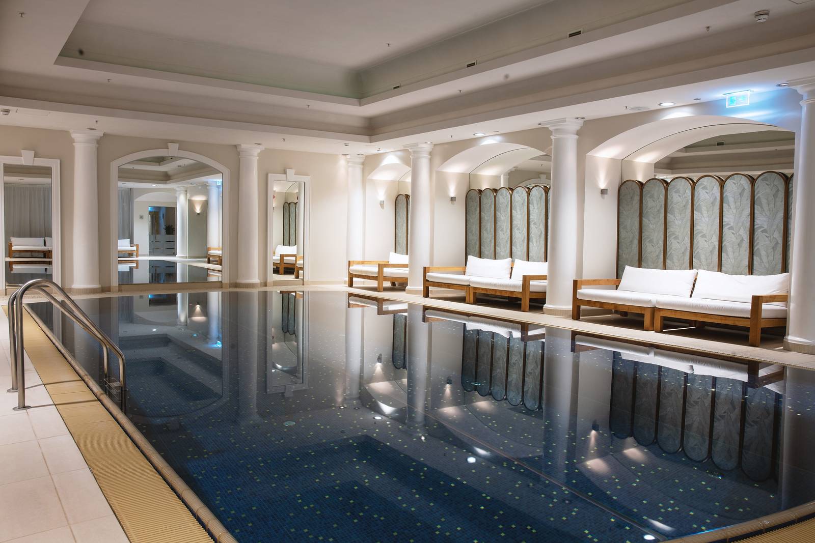 Britannia Spa 柱廊環繞的室內溫水泳池