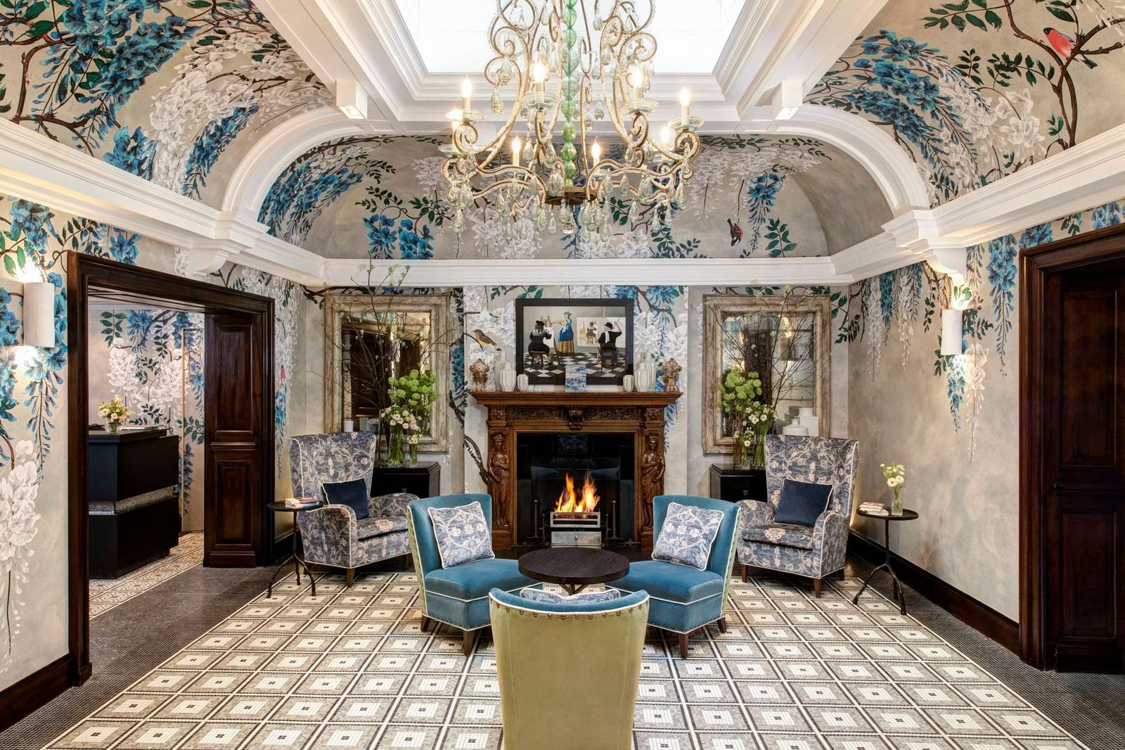 Brown's Hotel 前廳的壁爐與手繪天花板