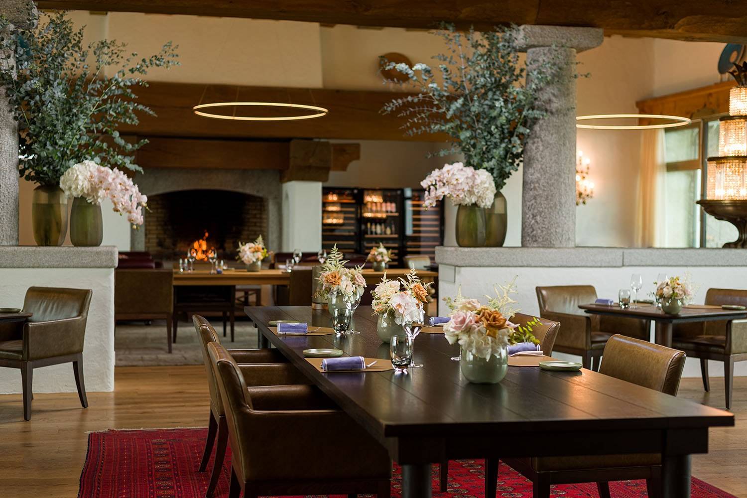 Bürgenstock Oak Grill 餐廳壁爐與用餐區