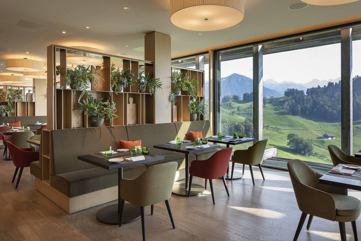 Bürgenstock Verbena 餐廳窗邊座位