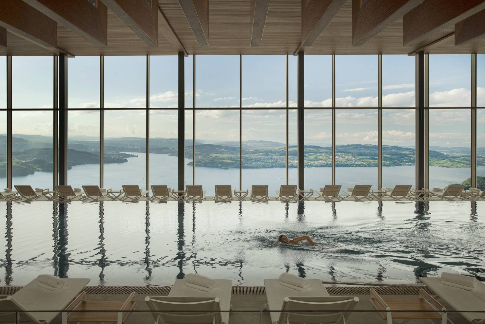 Bürgenstock Alpine Spa 室內泳池與湖景落地窗