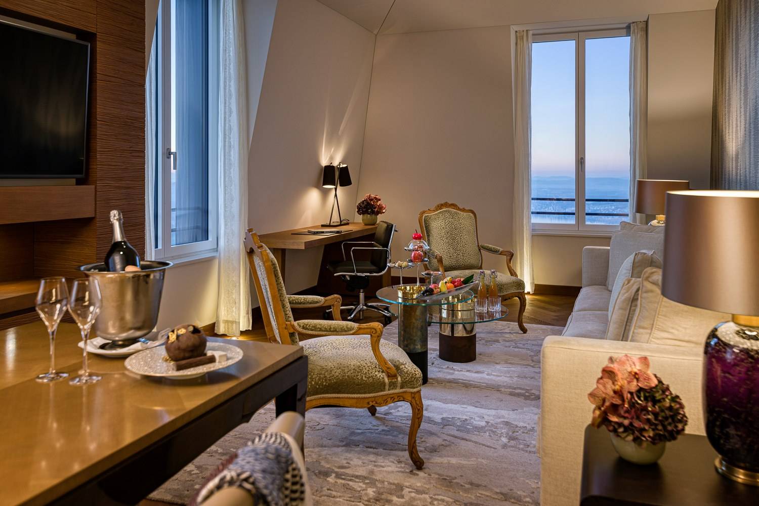 Bürgenstock Hotel The Heritage 湖景頂樓套房起居區