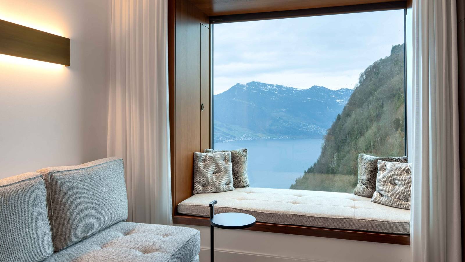 Bürgenstock Hotel The Contemporary 凸窗客房與山谷景觀