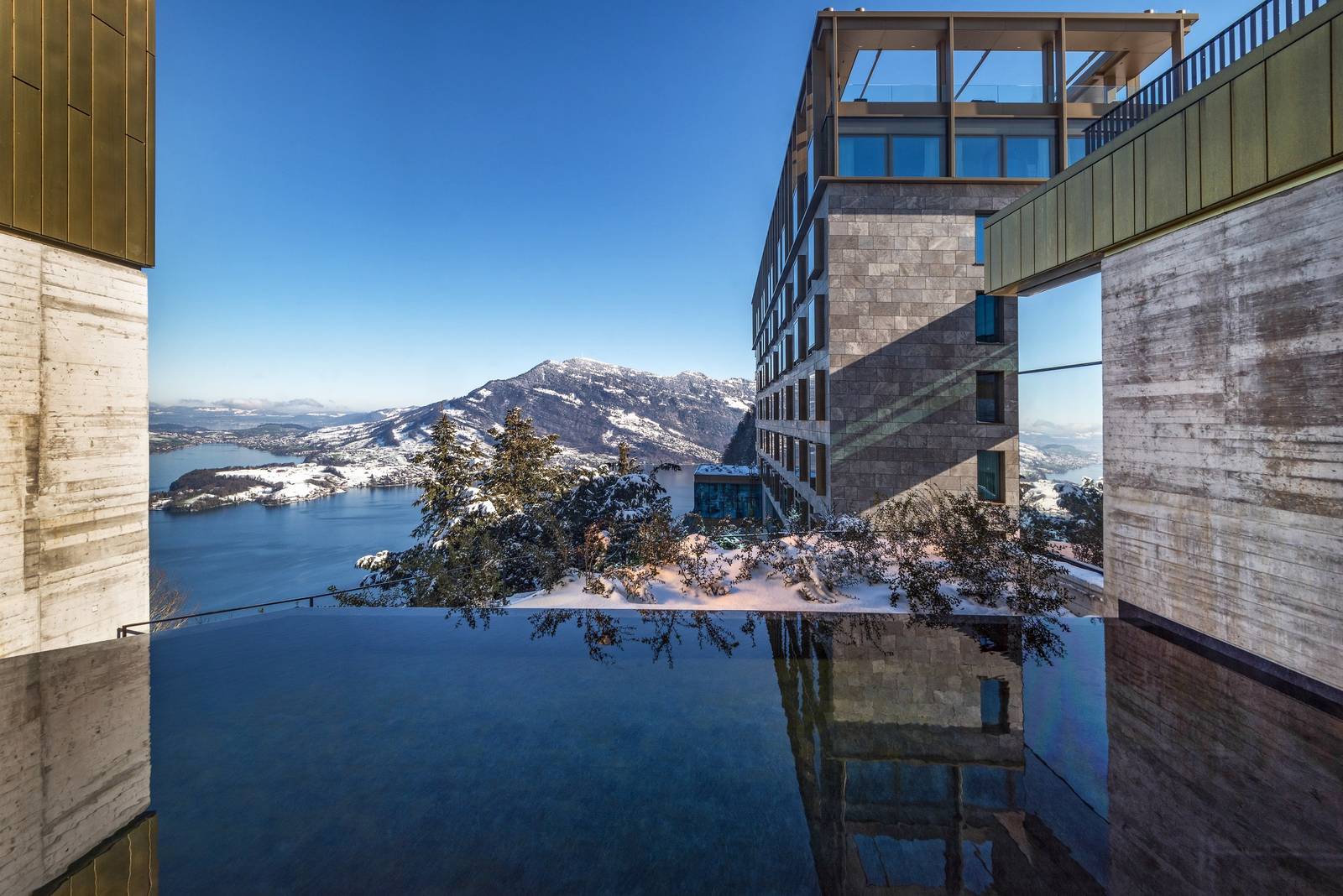 Bürgenstock Alpine Spa 面向琉森湖的無邊際泳池