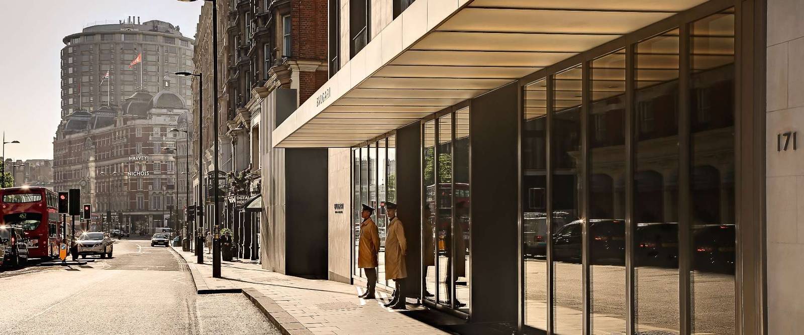 倫敦寶格麗酒店位於 Knightsbridge 大街的入口