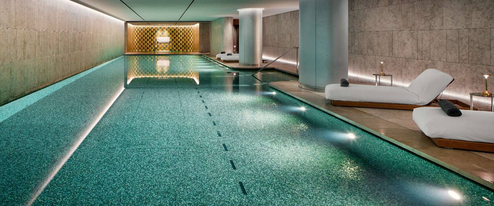 巴黎寶格麗酒店 Spa 綠色金箔馬賽克泳池