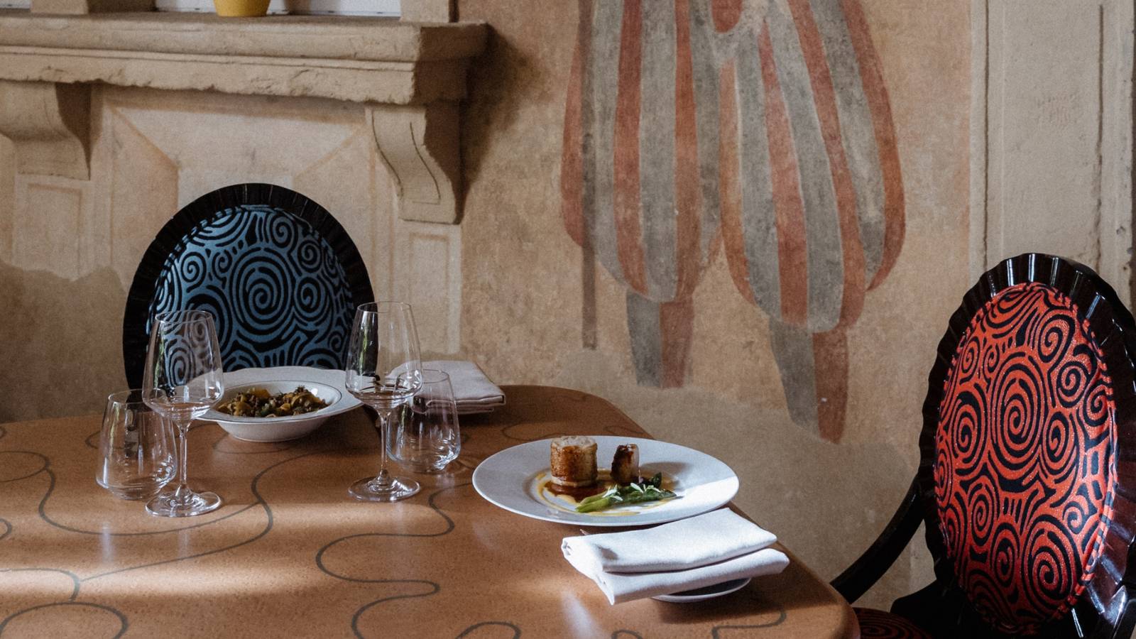 Byblos Art Hotel Saor 餐廳的石造壁爐餐桌