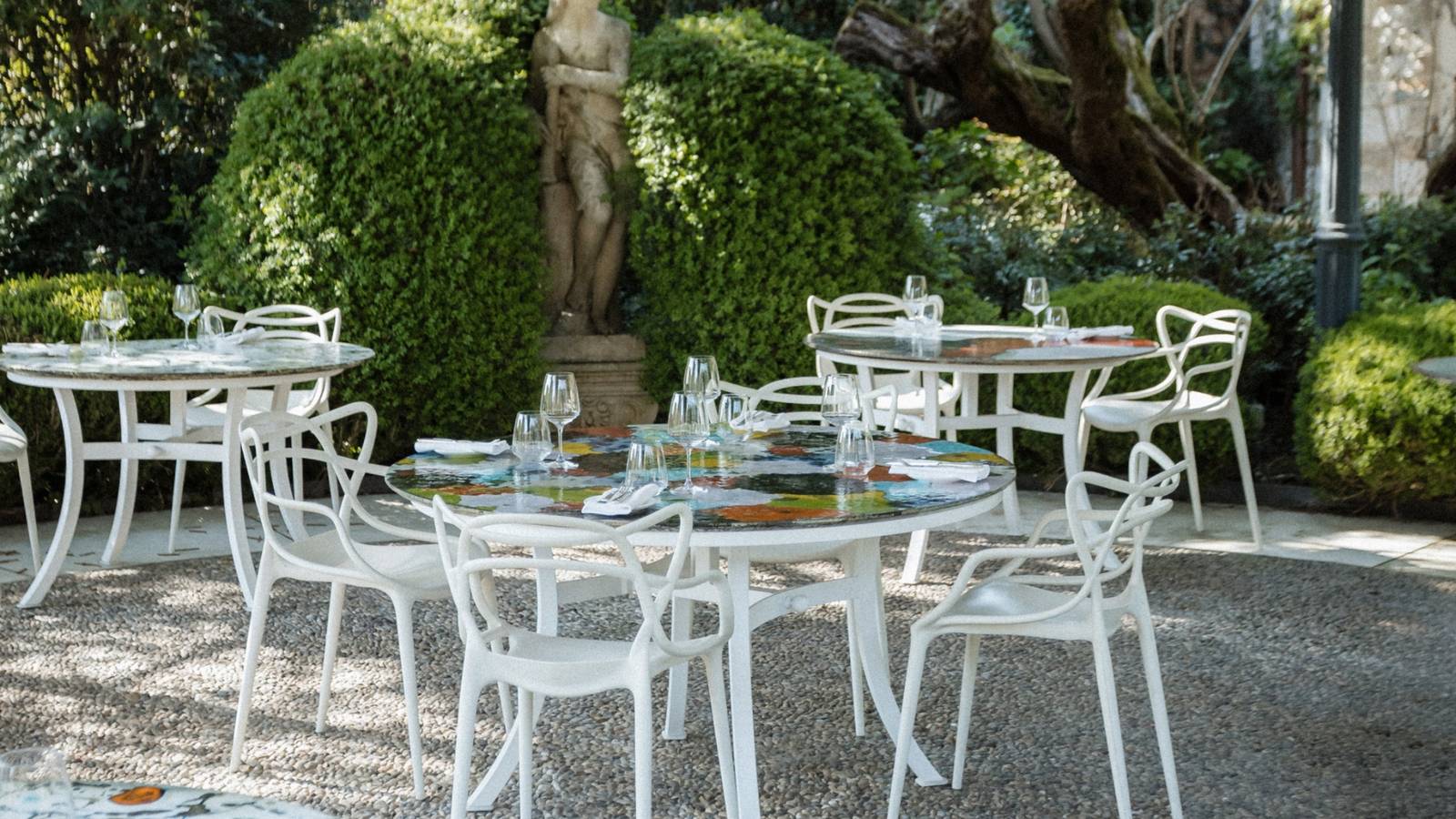 Byblos Art Hotel 花園裡的戶外餐桌