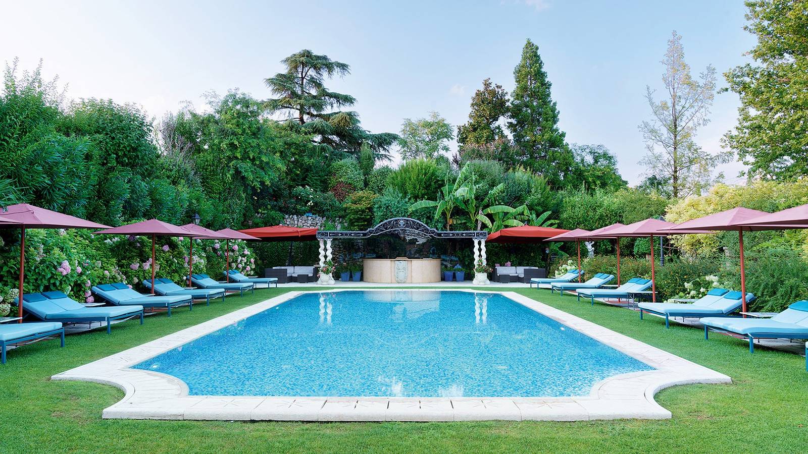 Byblos Art Hotel 戶外泳池與躺椅