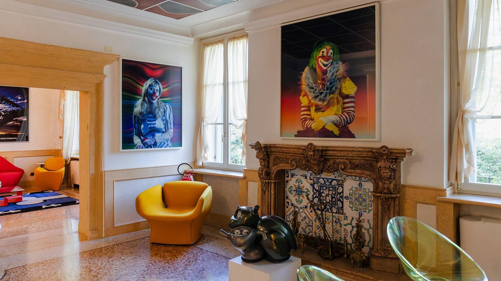 Byblos Art Hotel 擺滿藝術品的閱讀室