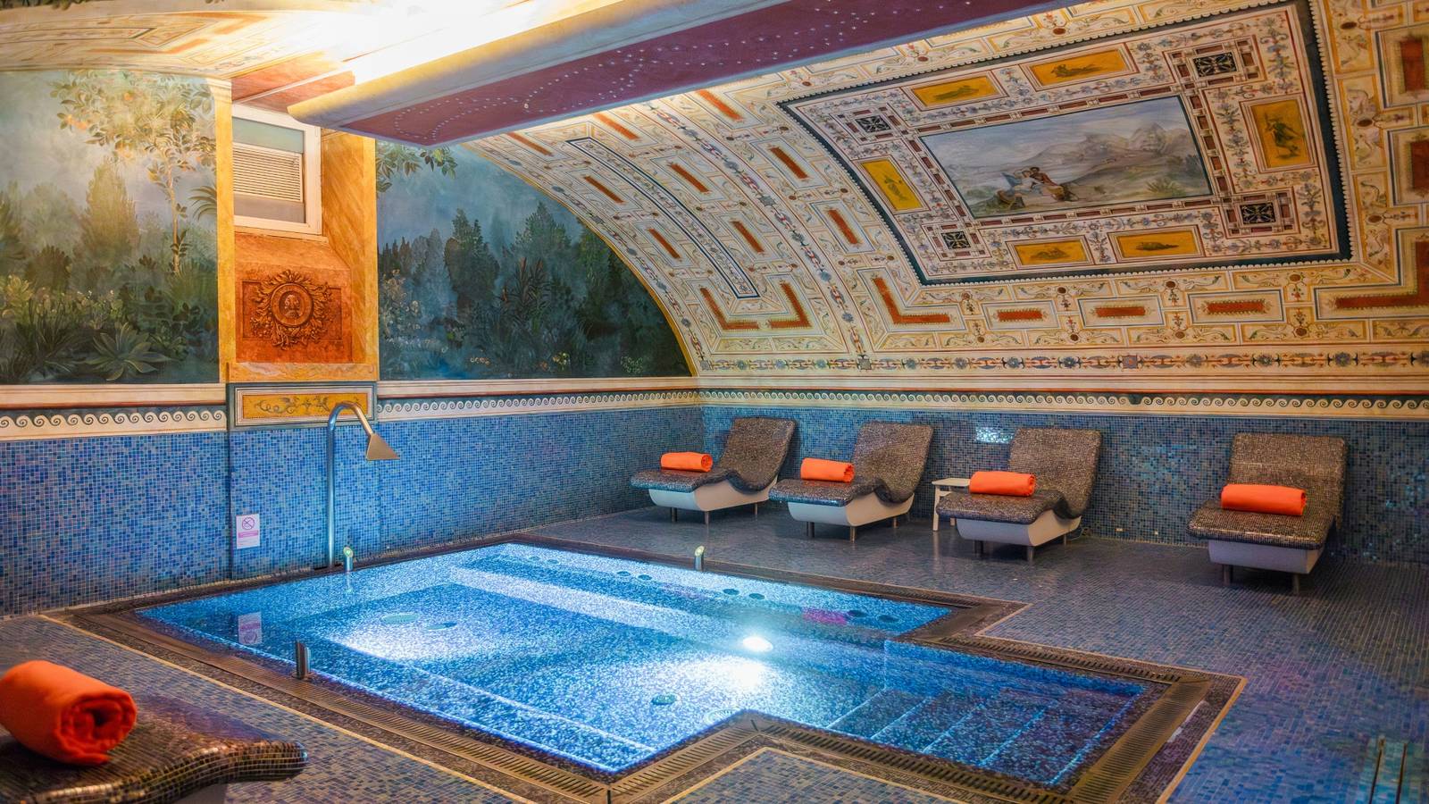 Byblos Art Hotel eSPAce 壁畫拱頂下的水療池
