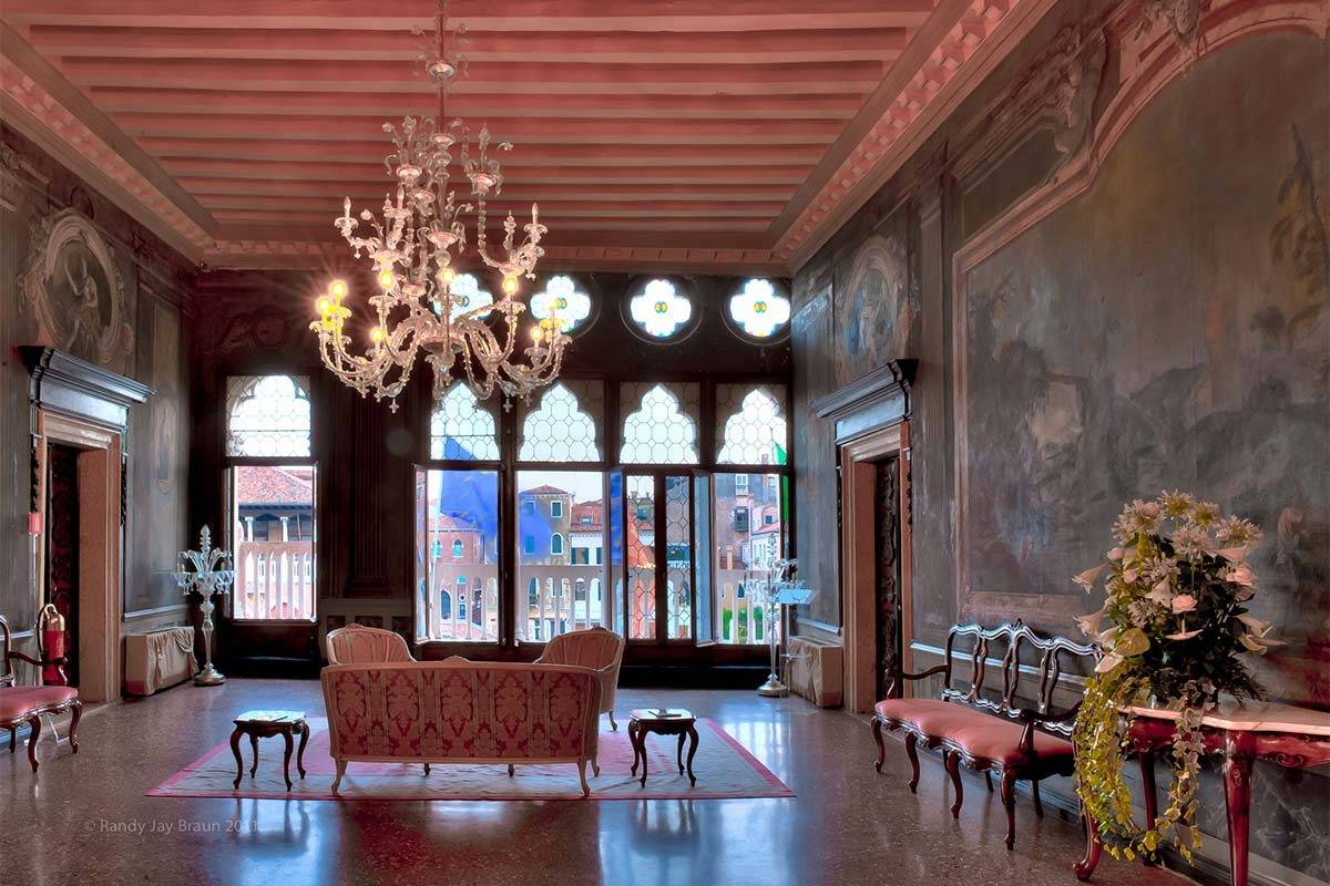 Ca' Sagredo Hotel Portego 大廳與哥德式窗